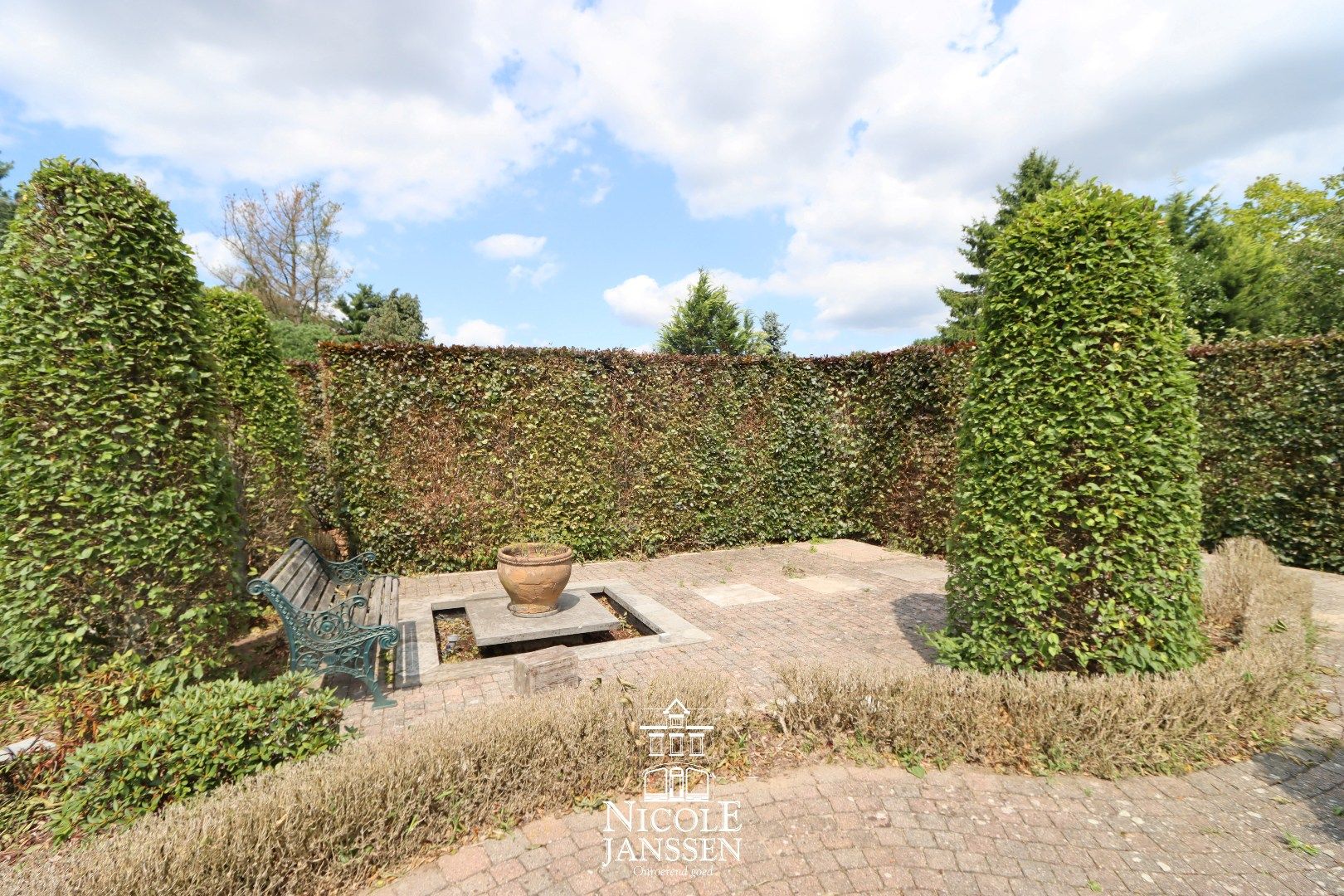 Ruime woning met grote kelder  foto 27