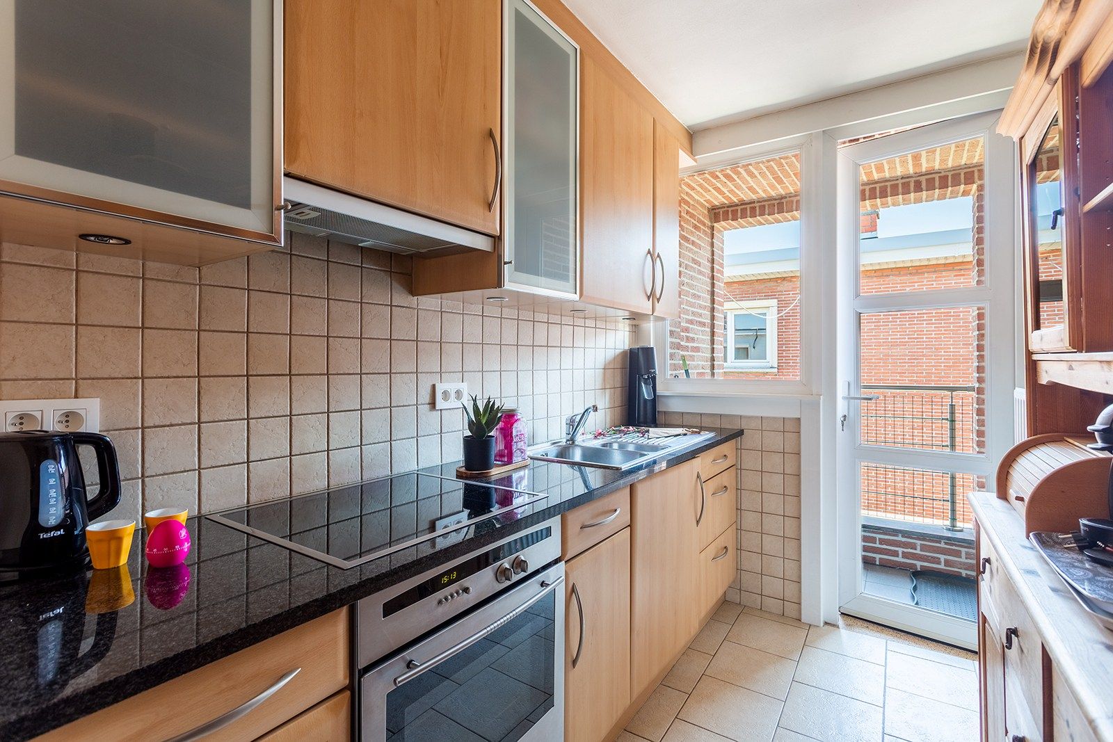 Instapklaar hoekappartement met veel lichtinval op een rustig pleintje foto 13