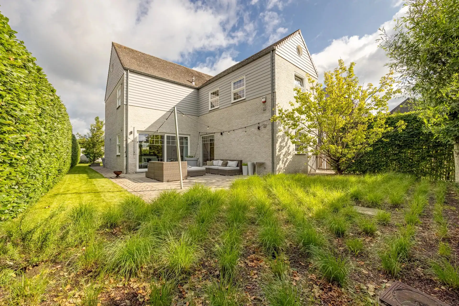 Prachtige luxueus ingerichte woning met 4 slaapkamers en 2 badkamers op een mooi perceel met bijgebouw. foto {{pictureIndex}}