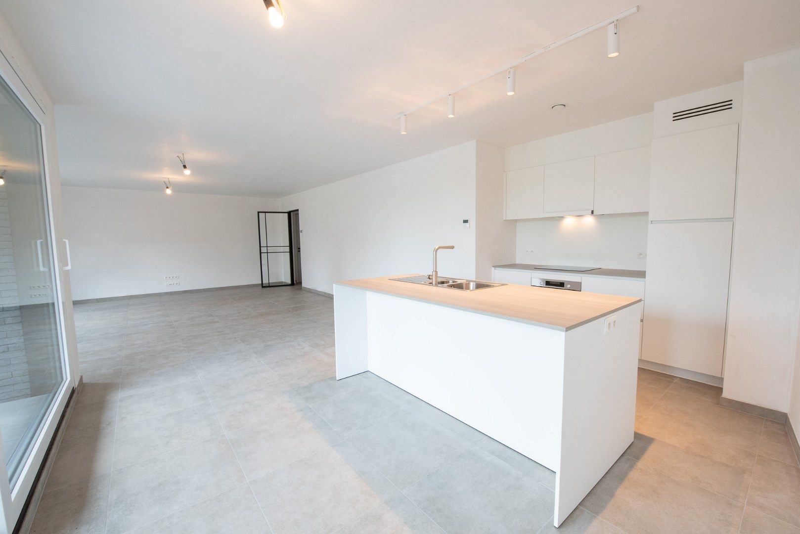 Kwalitatief afgewerkt nieuwbouwappartement TE KOOP in het hartje van Sint-Eloois-vijve!! foto 8