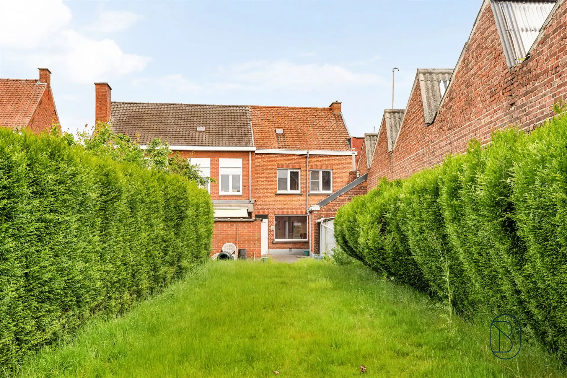 Te renoveren gezinswoning met 3 slaapkamers en grote tuin! foto 2