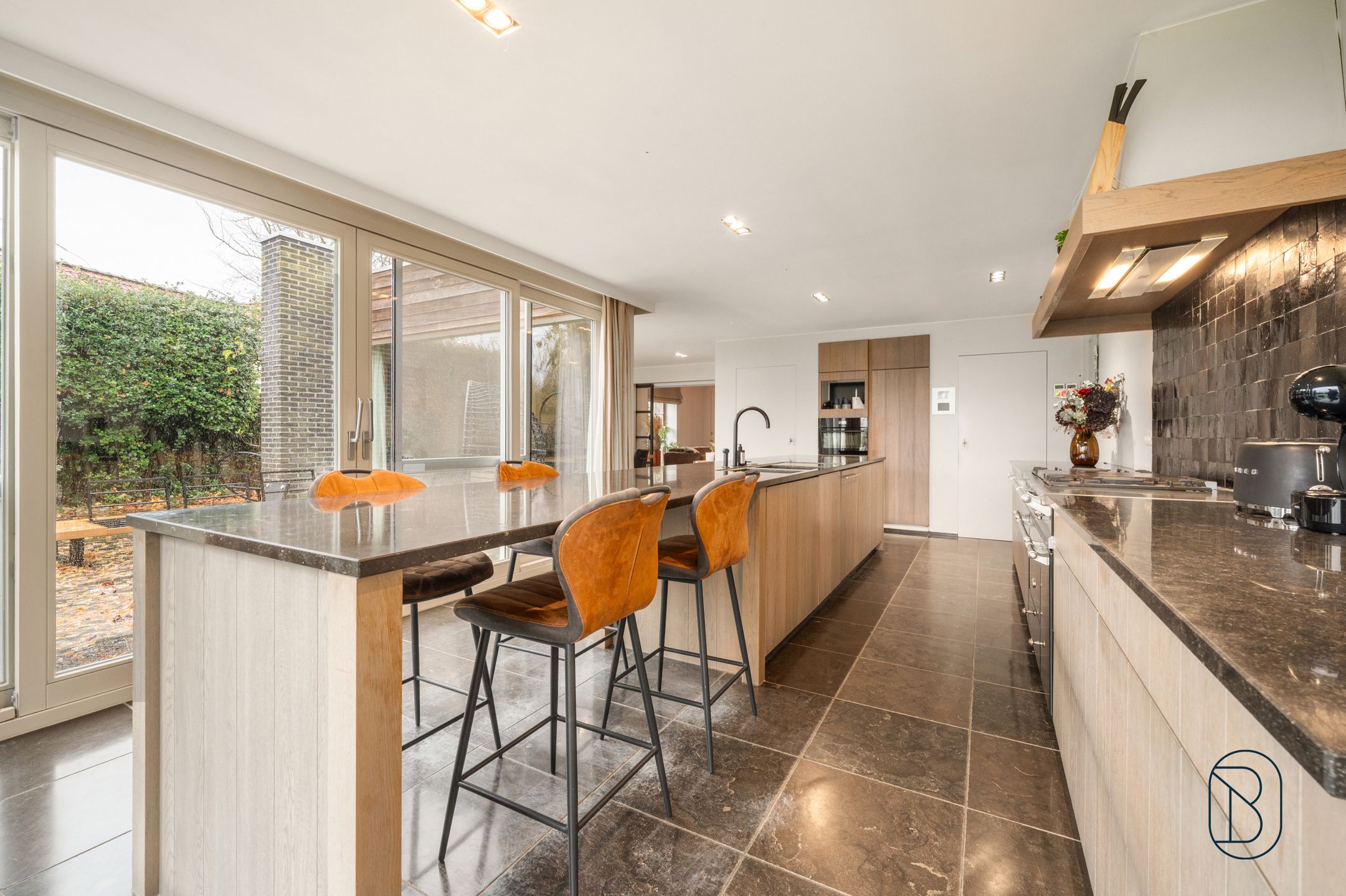 Stijlvolle gerenoveerde woning met loods in Zwevegem foto 7