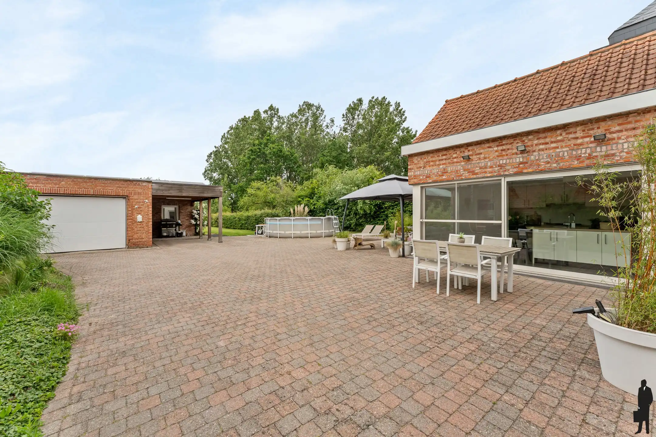 Ruime instapklare woning met garage en open zicht op 1849m². foto 14