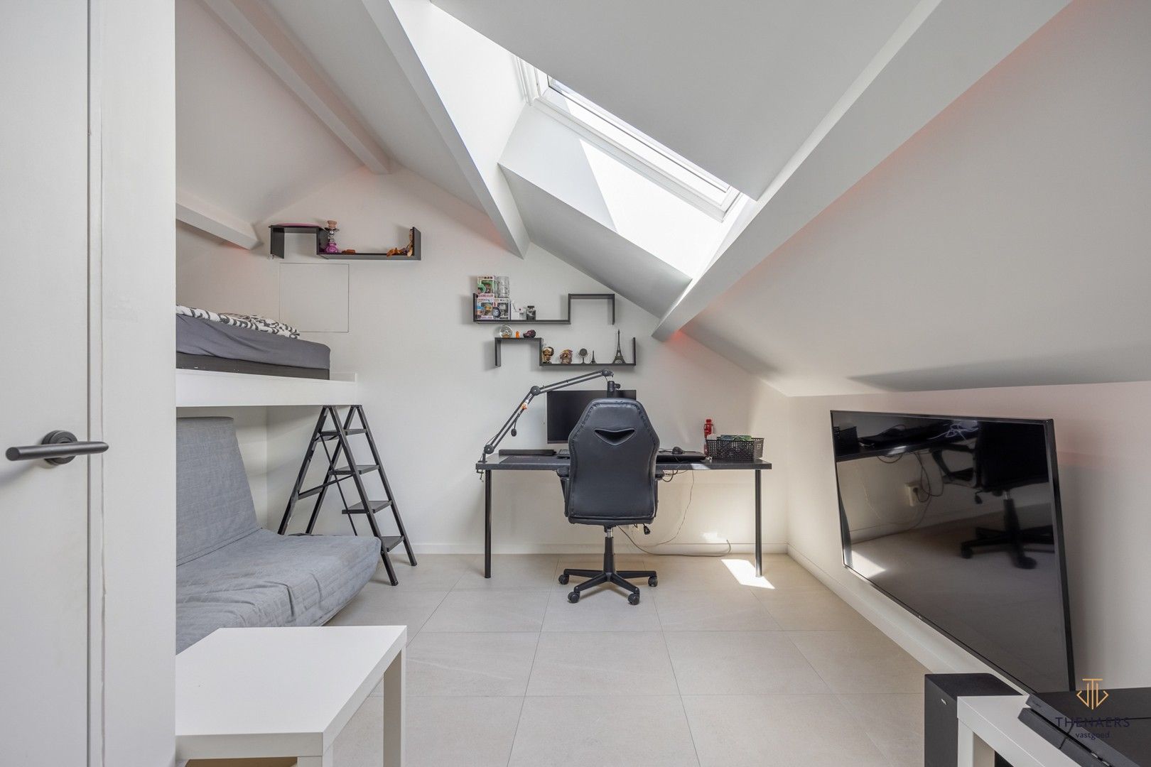 UNIEKE GERENOVEERDE WONING MET 4 SLAAPKAMERS EN PRACHTIG UITZICHT OP DE VELDEN. foto 34