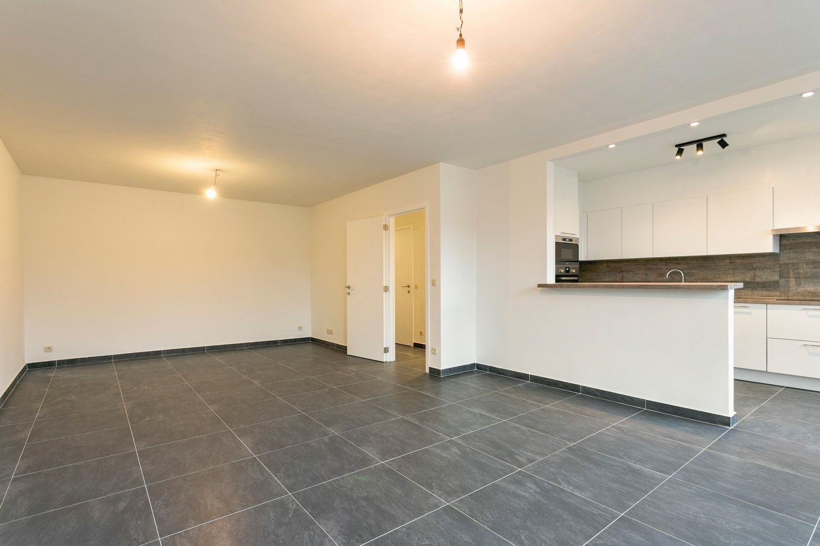 Vernieuwd, ruim appartement vlak bij centrum van Brasschaat foto 2