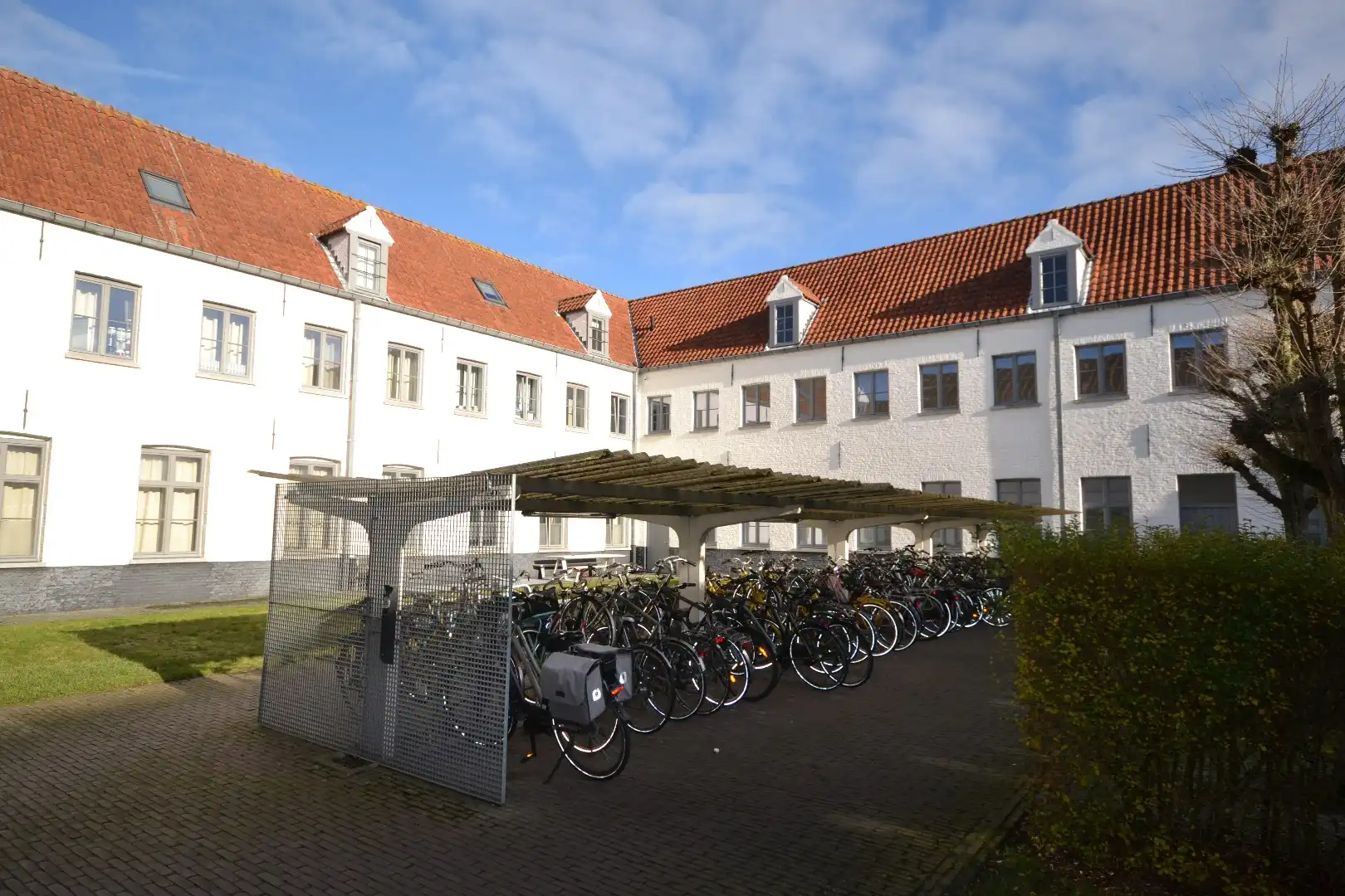 Studentenstudio centrum Brugge  met prachtige binnentuin. foto 5