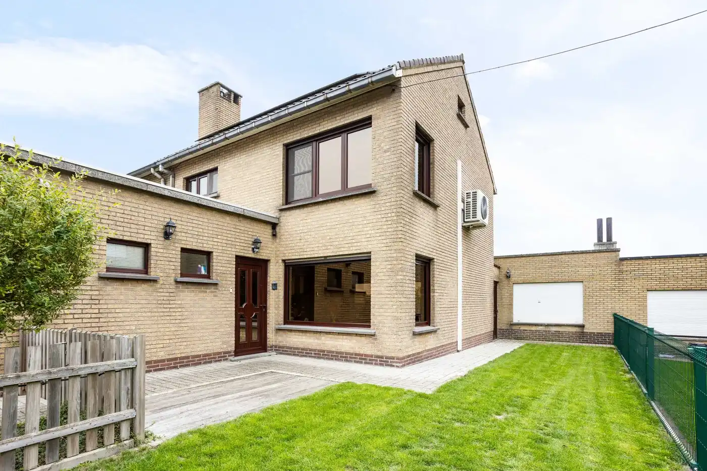Gezellige gezinswoning met 3 slaapkamers, inpandige garage en zongerichte tuin in Sint-Denijs! foto 4