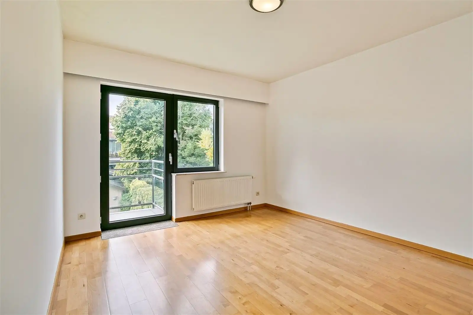 Gunstig gelegen duplex-appartement met inpandige garage en tuin foto 14