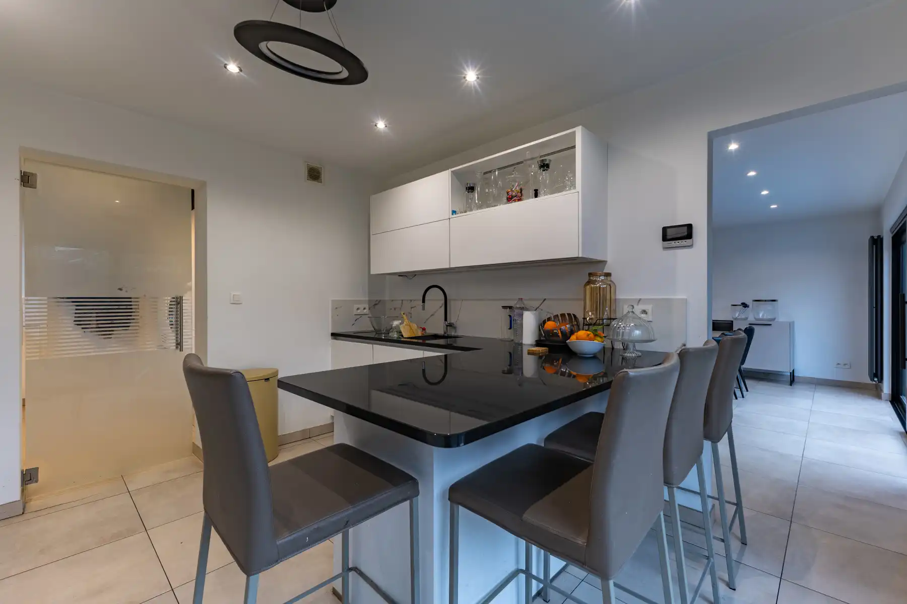 Gerenoveerde en goed onderhouden villa met 4 slaapkamers. foto 9