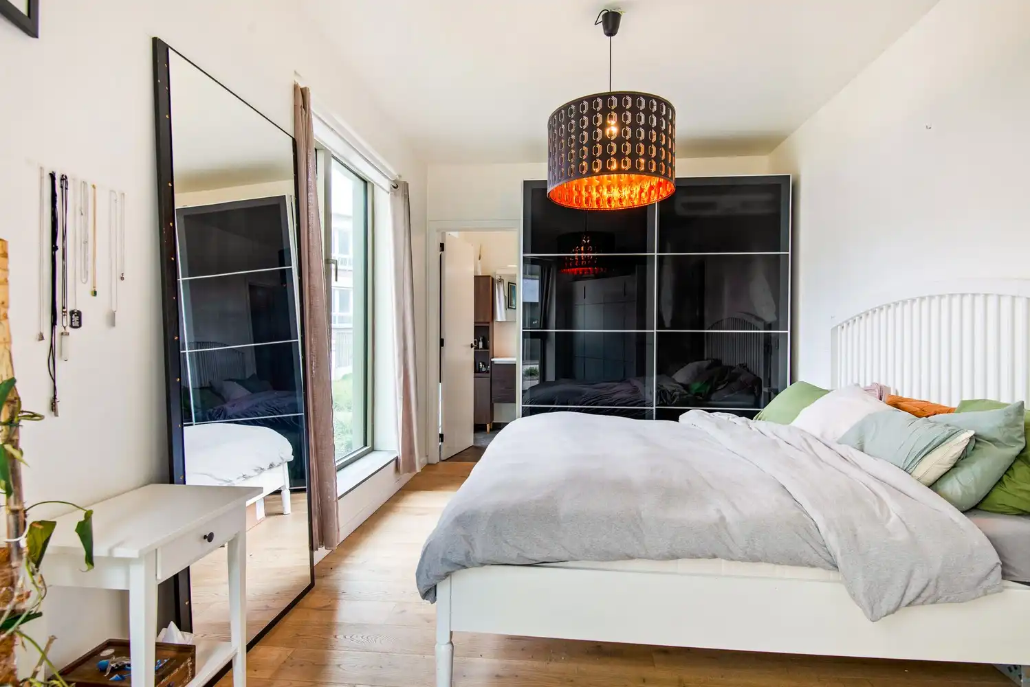 Instapklaar gelijkvloers BEN appartement met ruim terras op toplocatie aan het water in Boom! foto 12