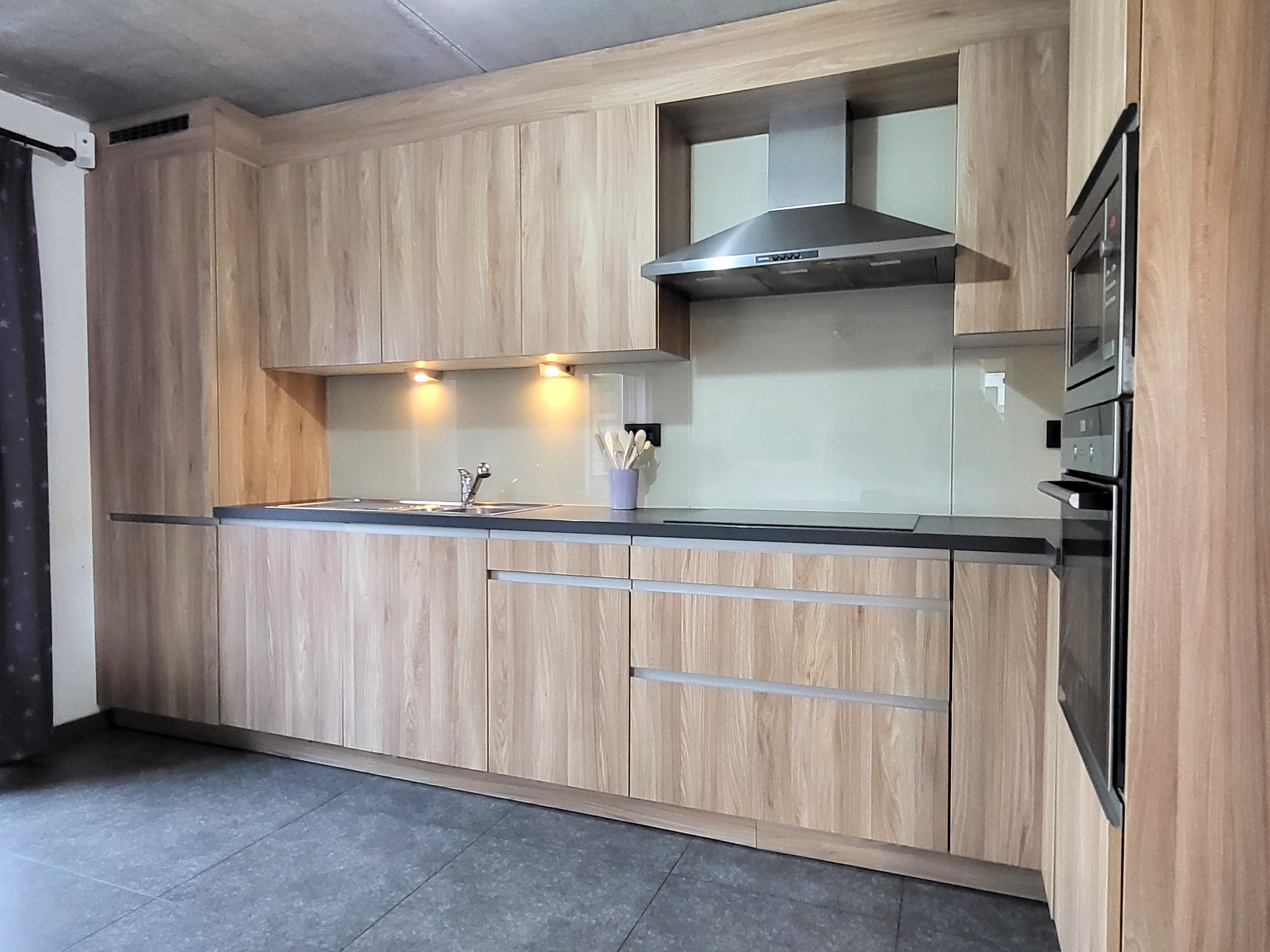 Deze instapklare halfopen woning uit 2014 ligt in een rustige en landelijke straat in Lierde.  foto 15