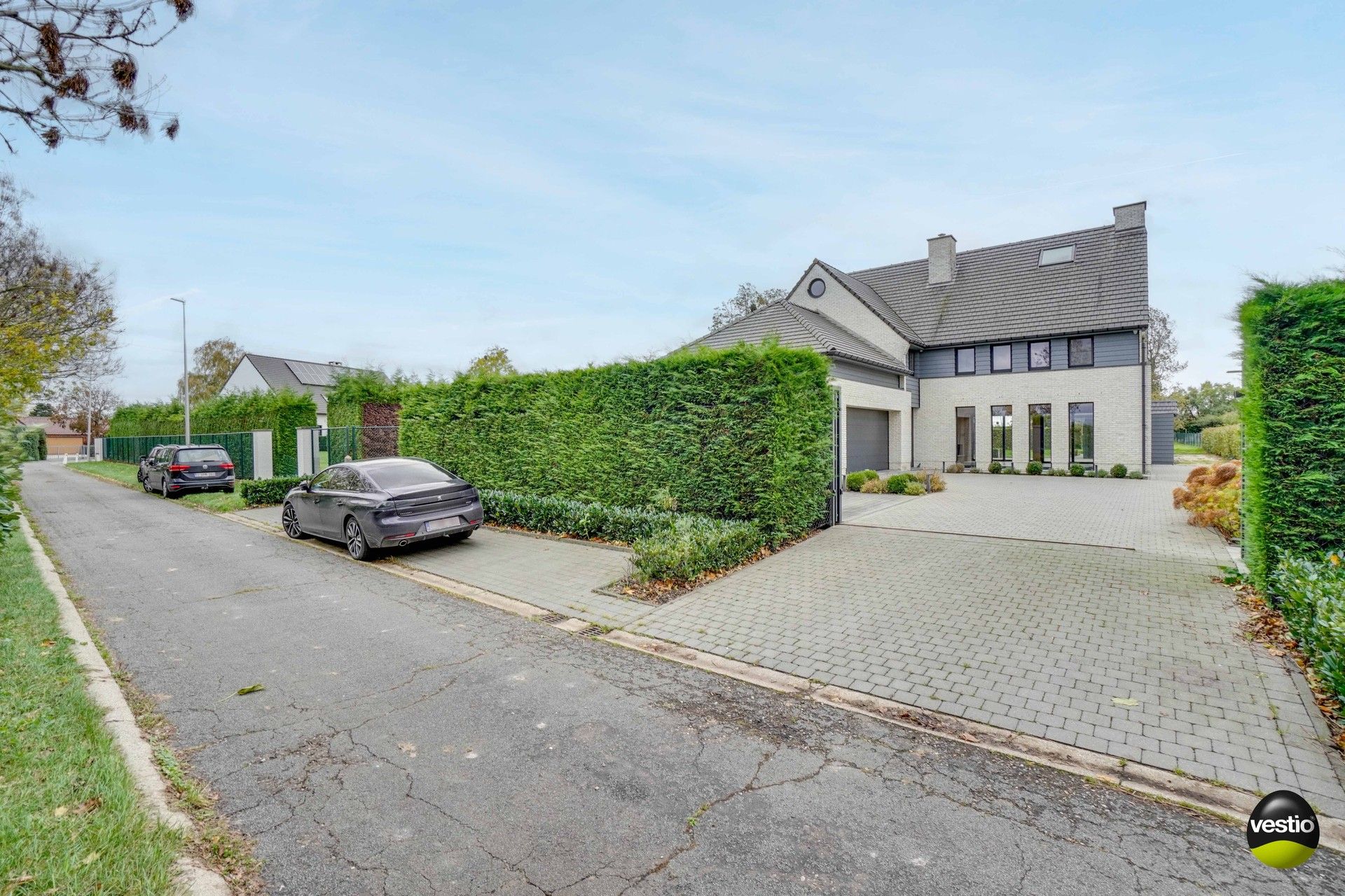 Moderne villa op een mooi perceel van 21 are, 6 slaapkamers en energielabel A! foto 2