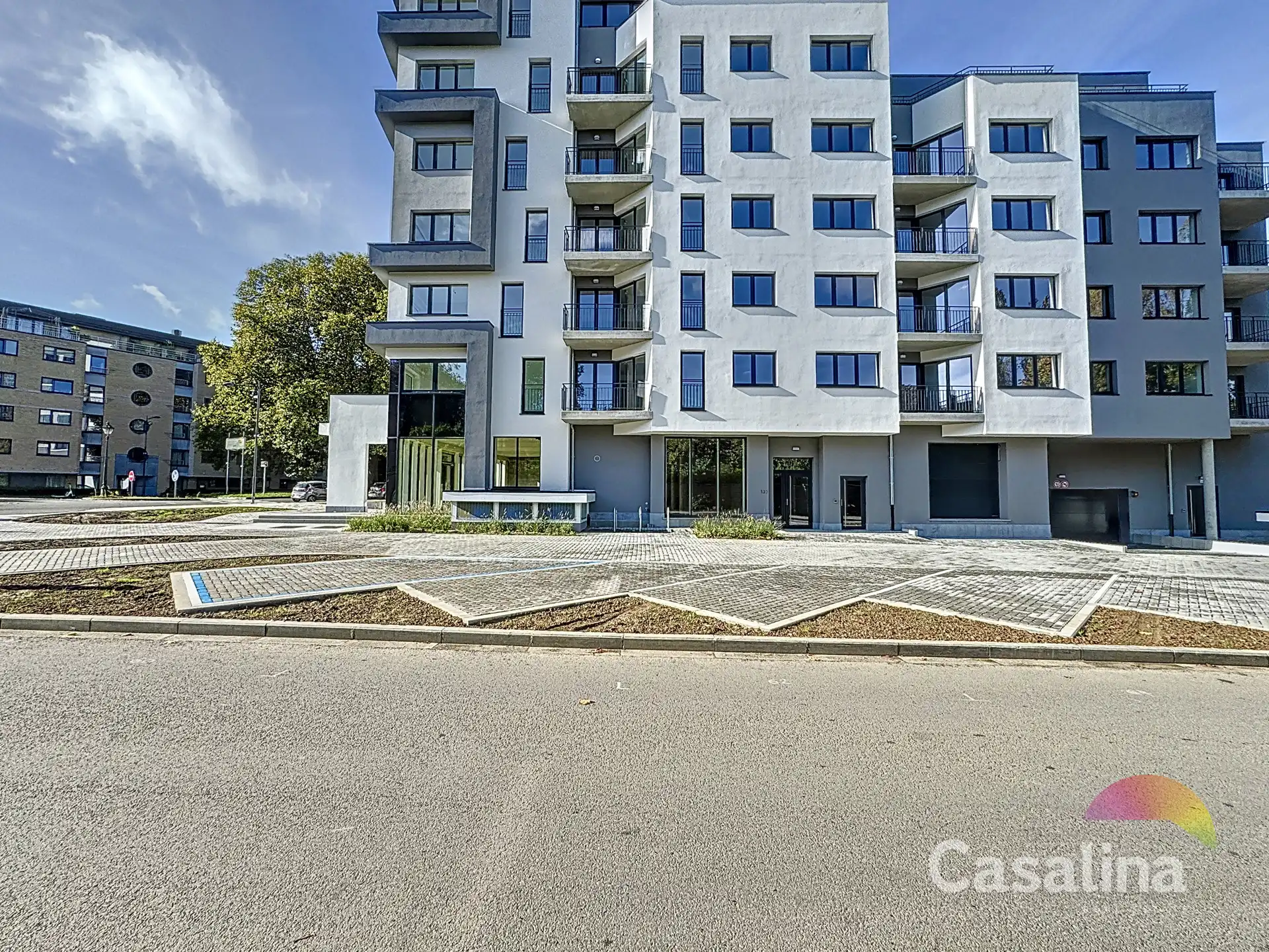 Handelsgelijkvloers te huur in een nieuwbouwproject foto 18