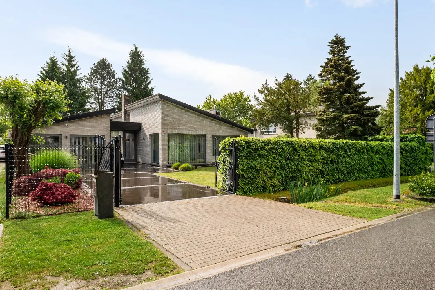 Charmante laagbouwvilla met zwembad op toplocatie in Schoten foto {{pictureIndex}}