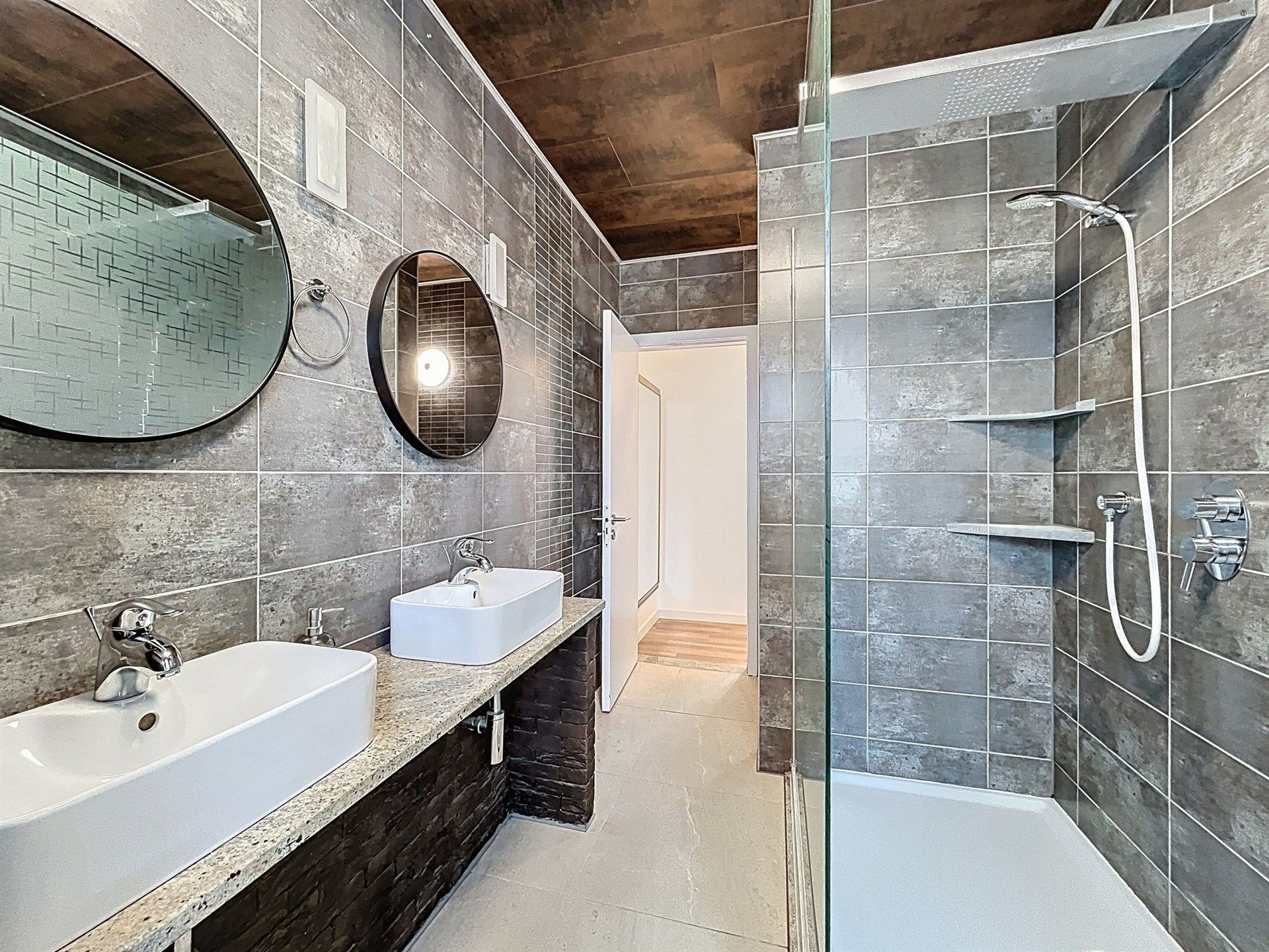 Prachtige instapklare woning met 3 slaapkamers en 3 garages. foto 8