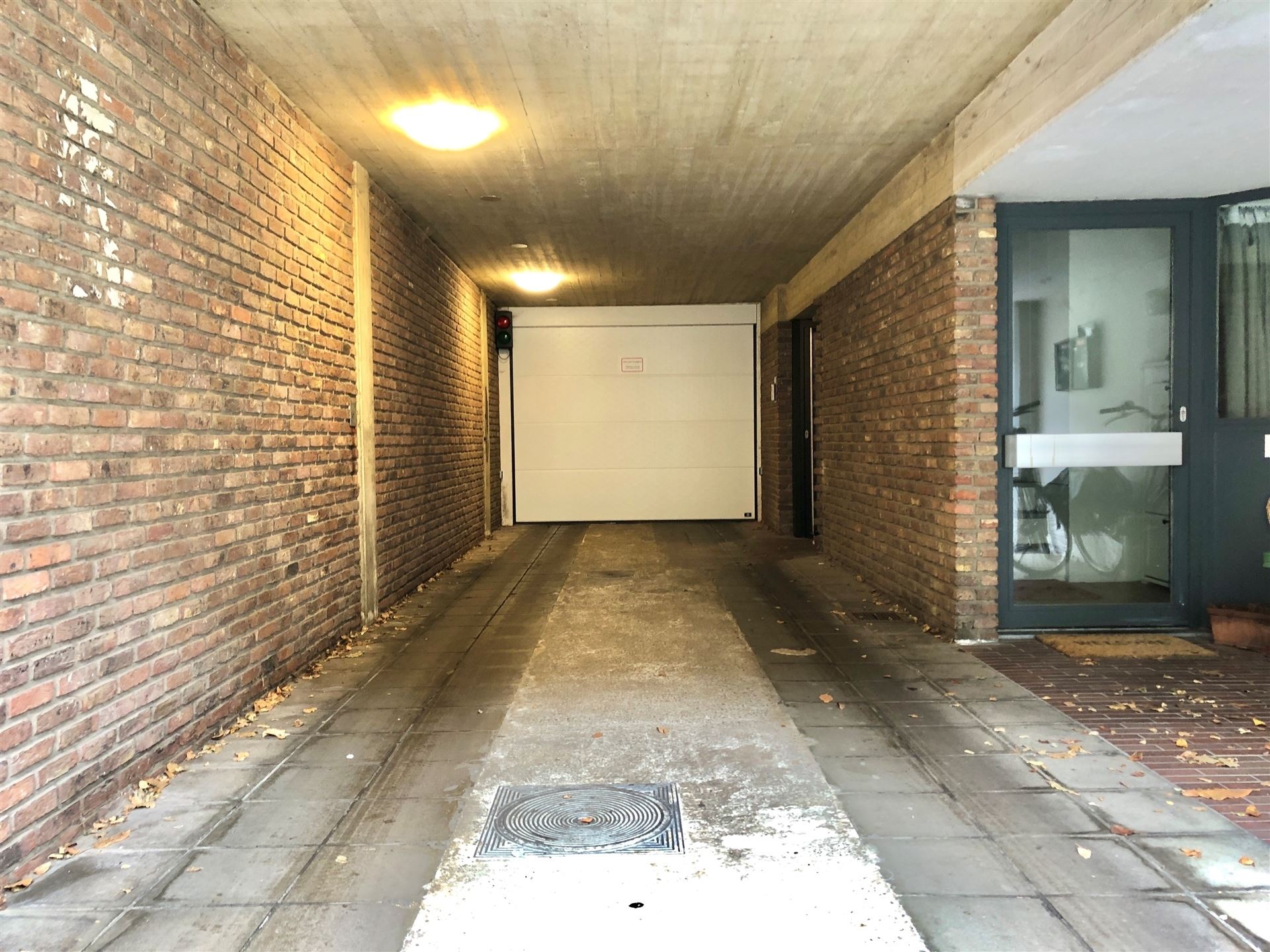 Zeer gunstig gelegen, ruime garagebox te koop helemaal in het centrum van de bruisende stad Mortsel. foto 9