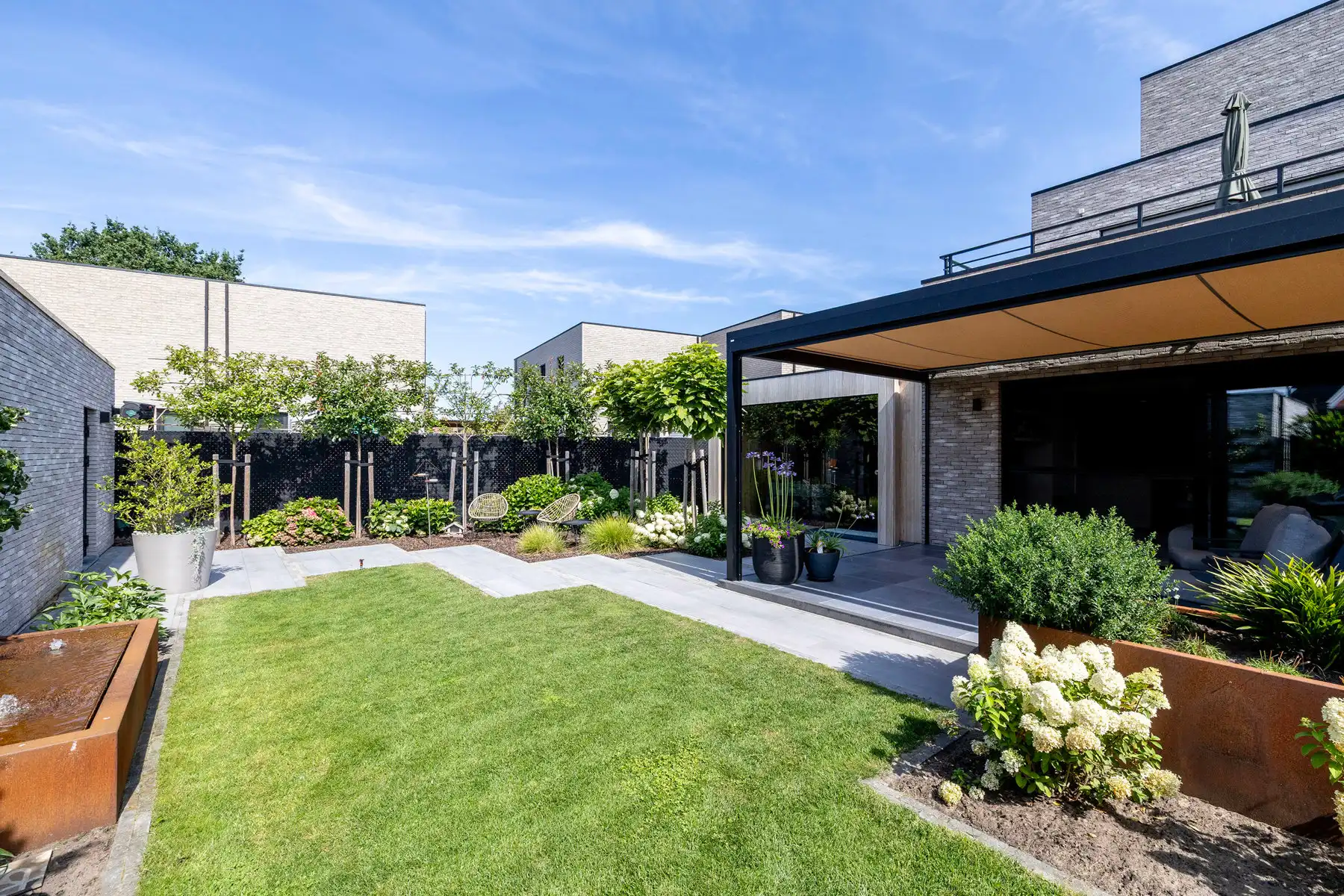 Instapklaar gelijkvloers appartement met carport, berging, luxe afwerking en aangelegde tuin foto 20