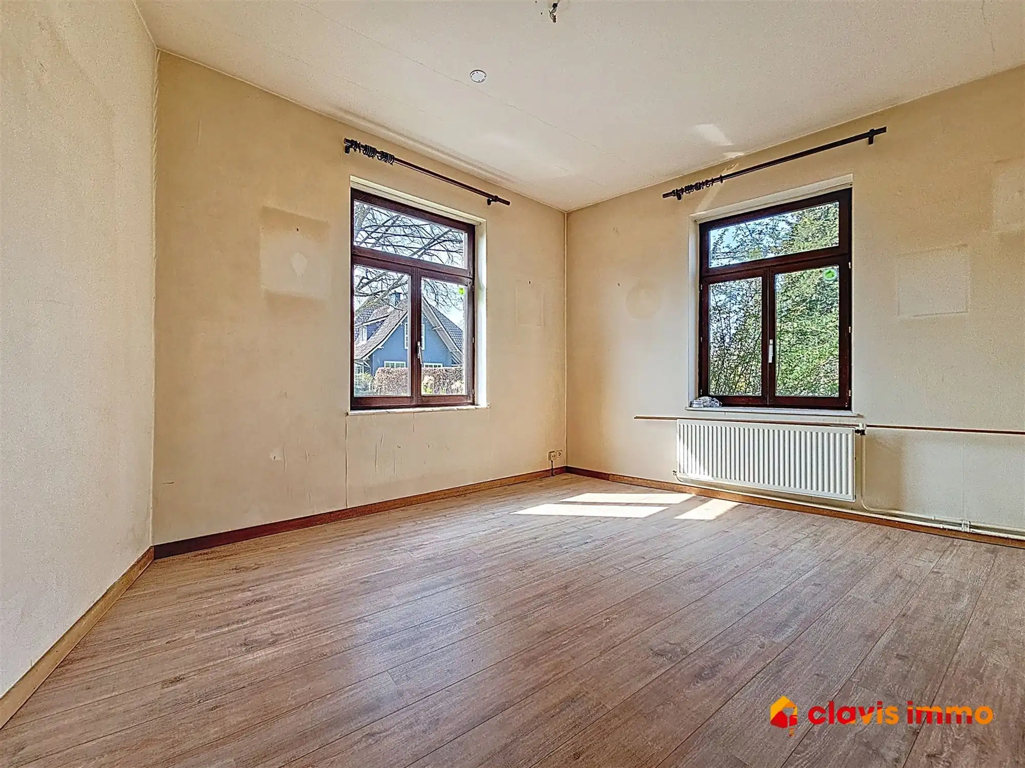 Appartementsgebouw met twee eenheden en huisje foto 6