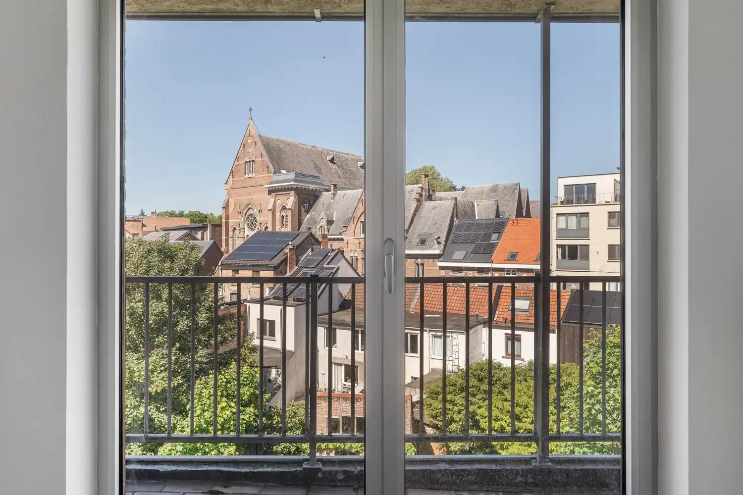 Goed gelegen, lichtrijk en energiezuinig appartement met 2 slaapkamers, een terras en een gemeenschappelijke tuin tegenover de botanische tuin en nabij het UZ Gasthuisberg te centrum Leuven! foto 14