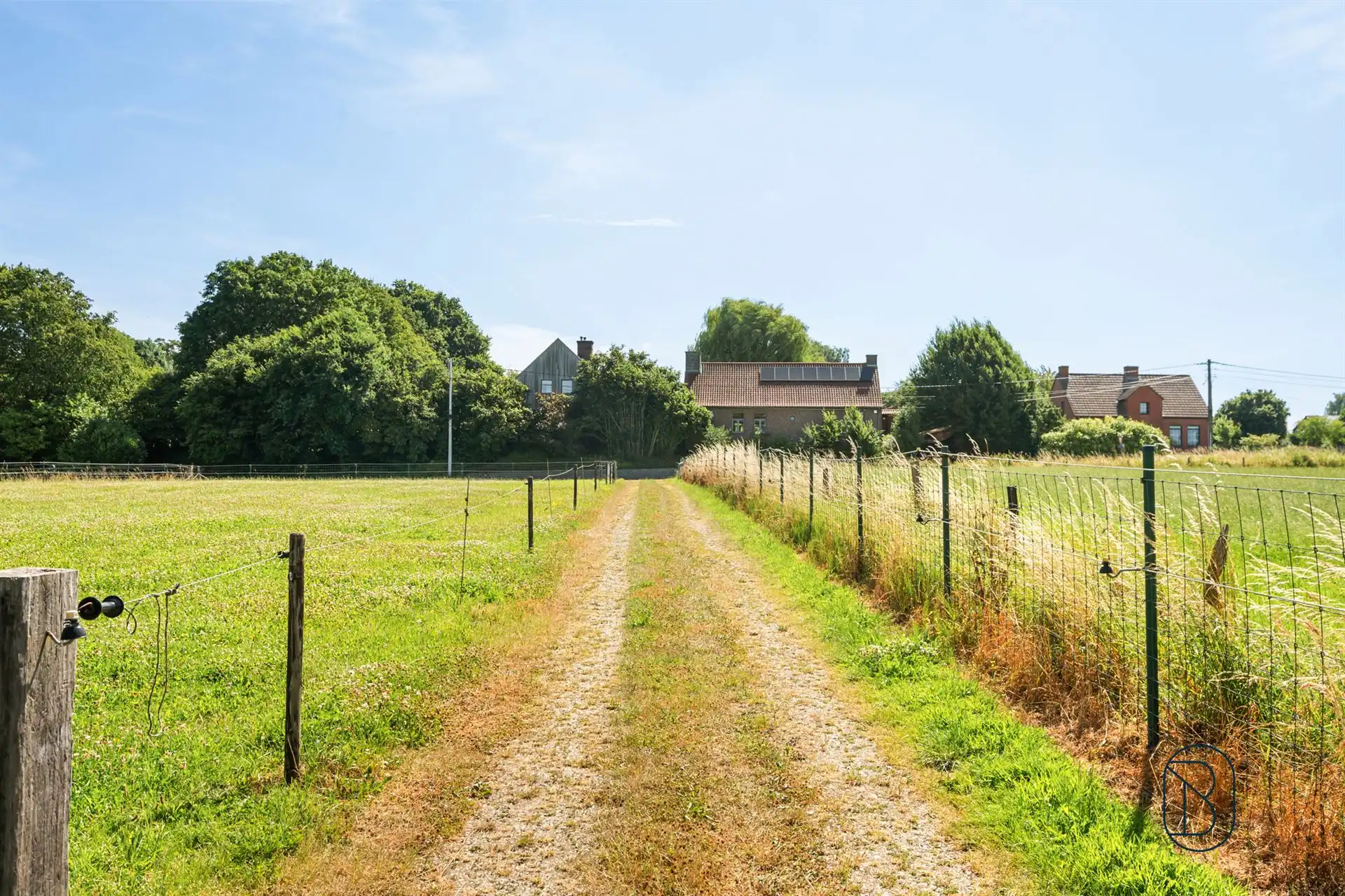 Volledig omheinde weide met grote paardenstalling foto 3