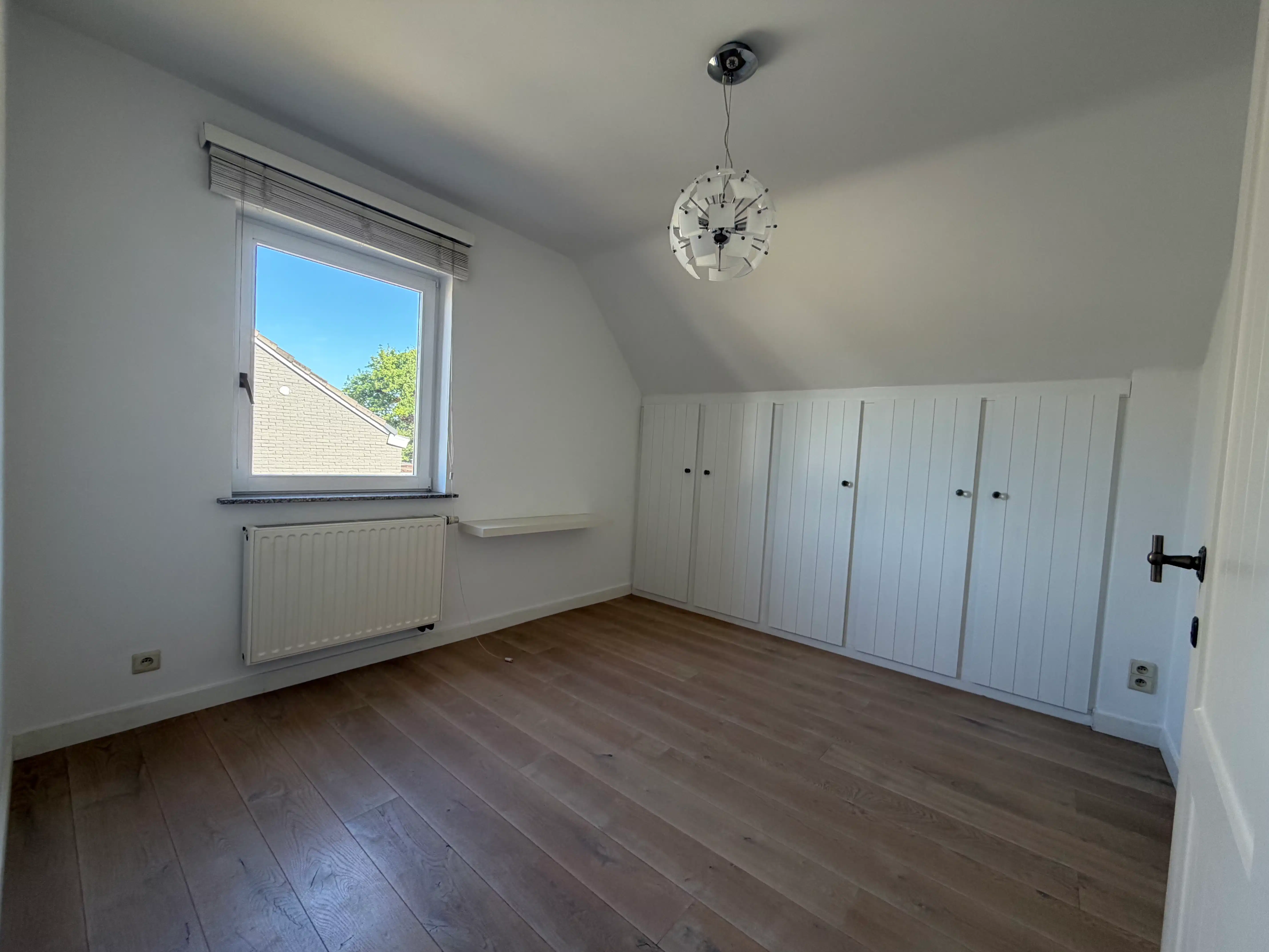 Halfopen woning met 3 slaapkamers, tuin en carport foto 11