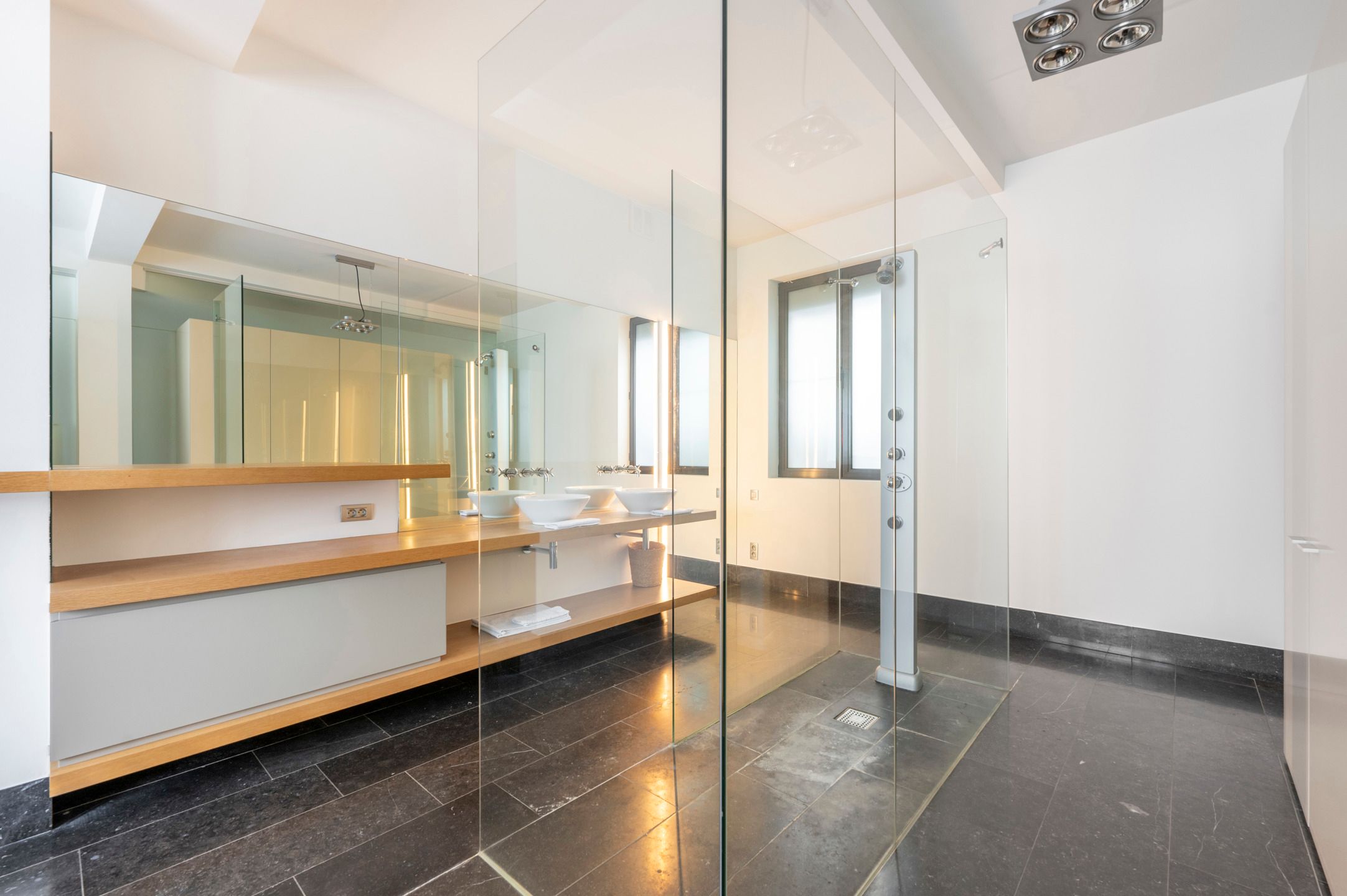 Unieke loft met karakter en licht in art-deco gebouw foto 19