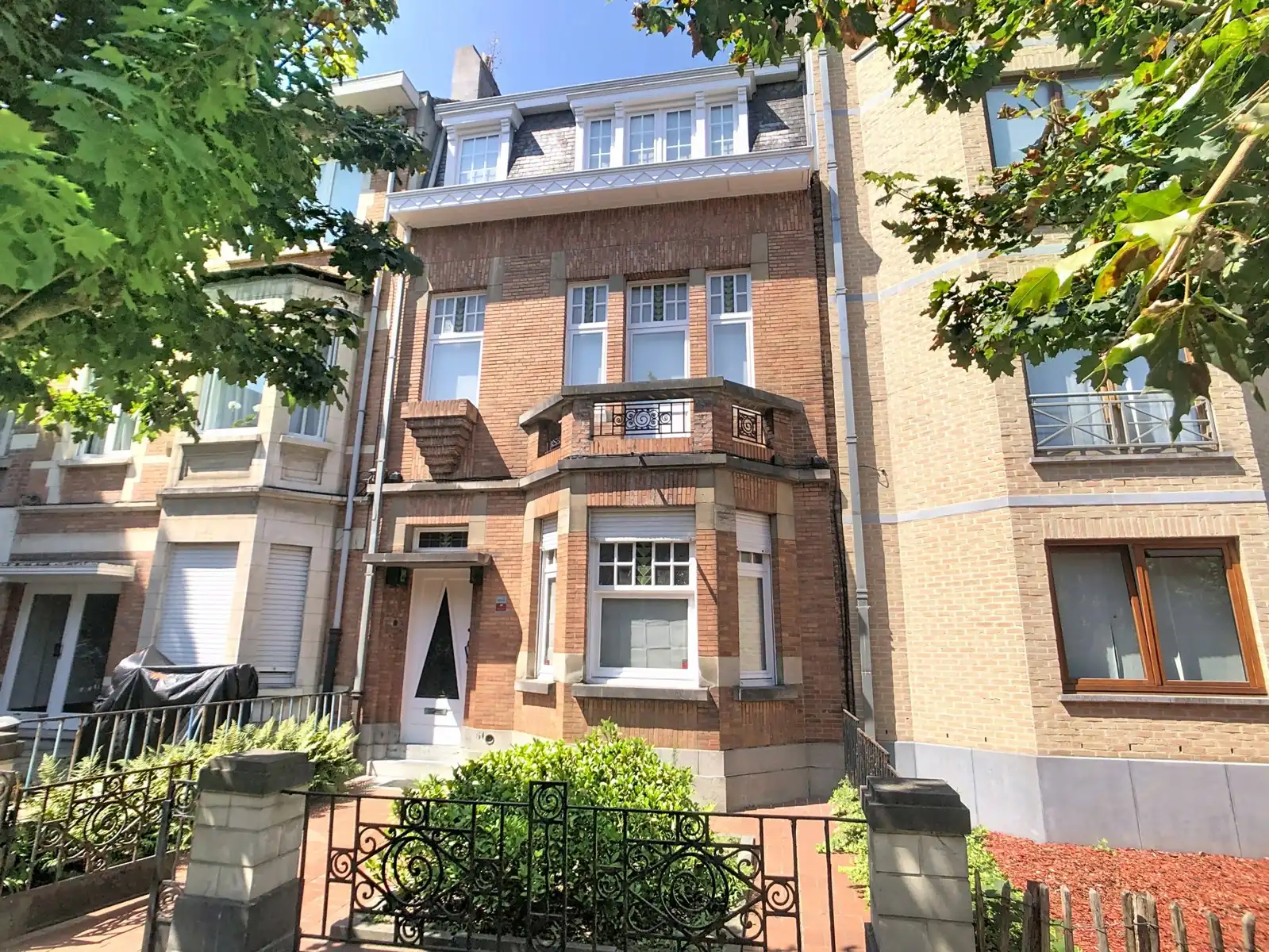 Ruime gezinswoning met tuin nabij Europese School van Laken foto {{pictureIndex}}