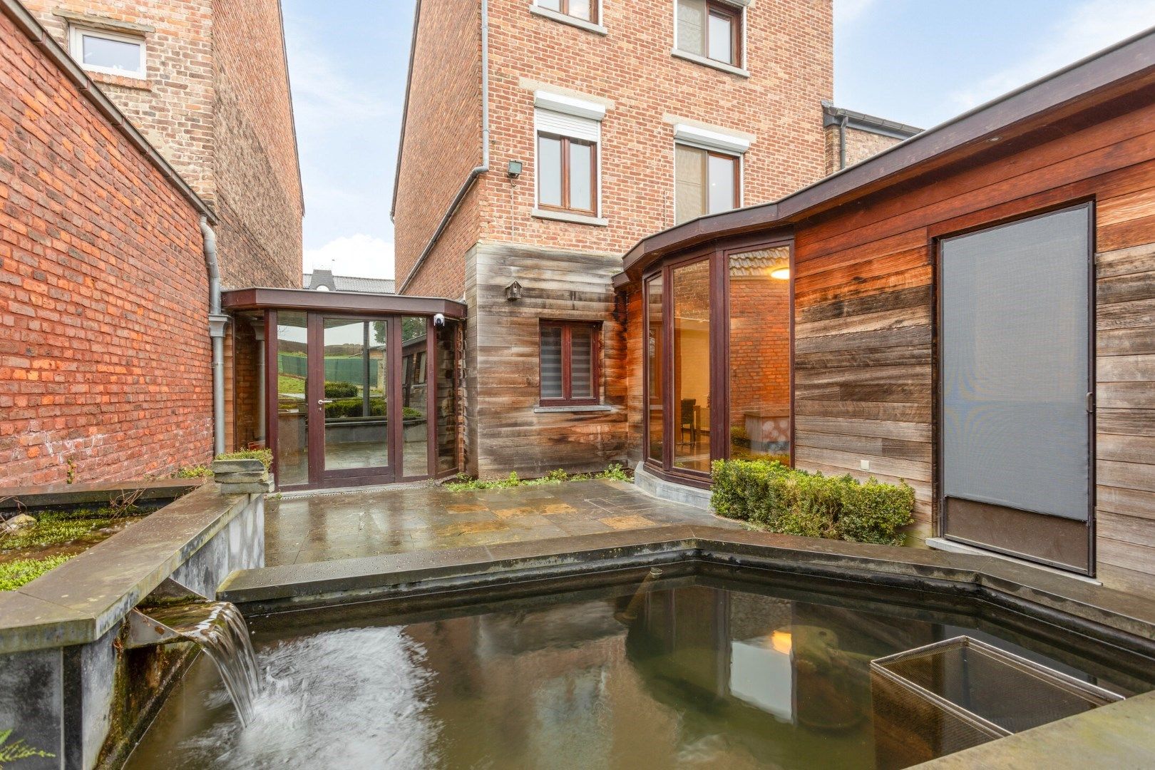 Verrassend ruime woning met knap terras en diepe tuin foto 25