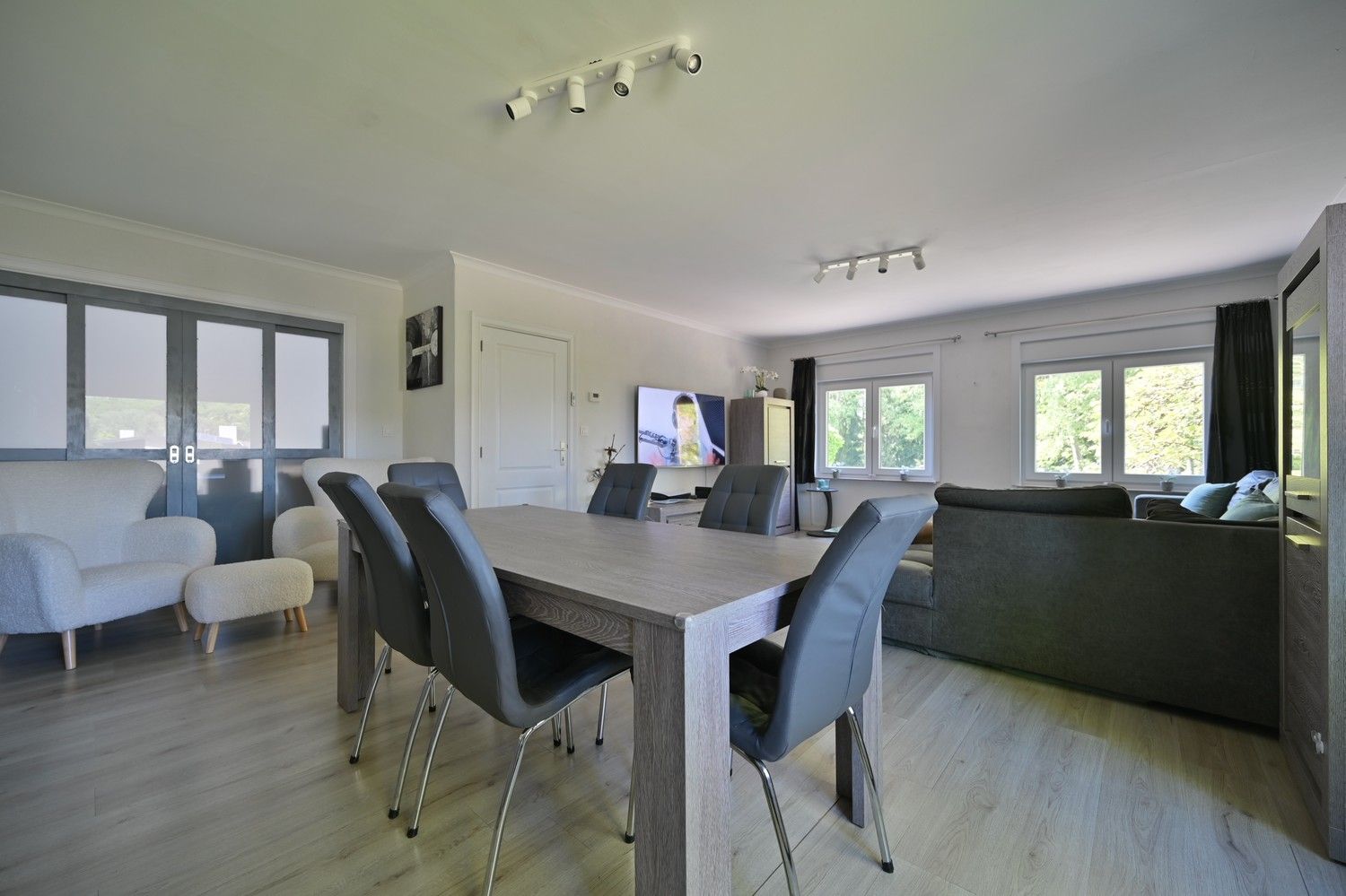 Halfvrijstaande bel-etagewoning met 3 slaapkamers, bosrijk gelegen in residentiële laan foto 6
