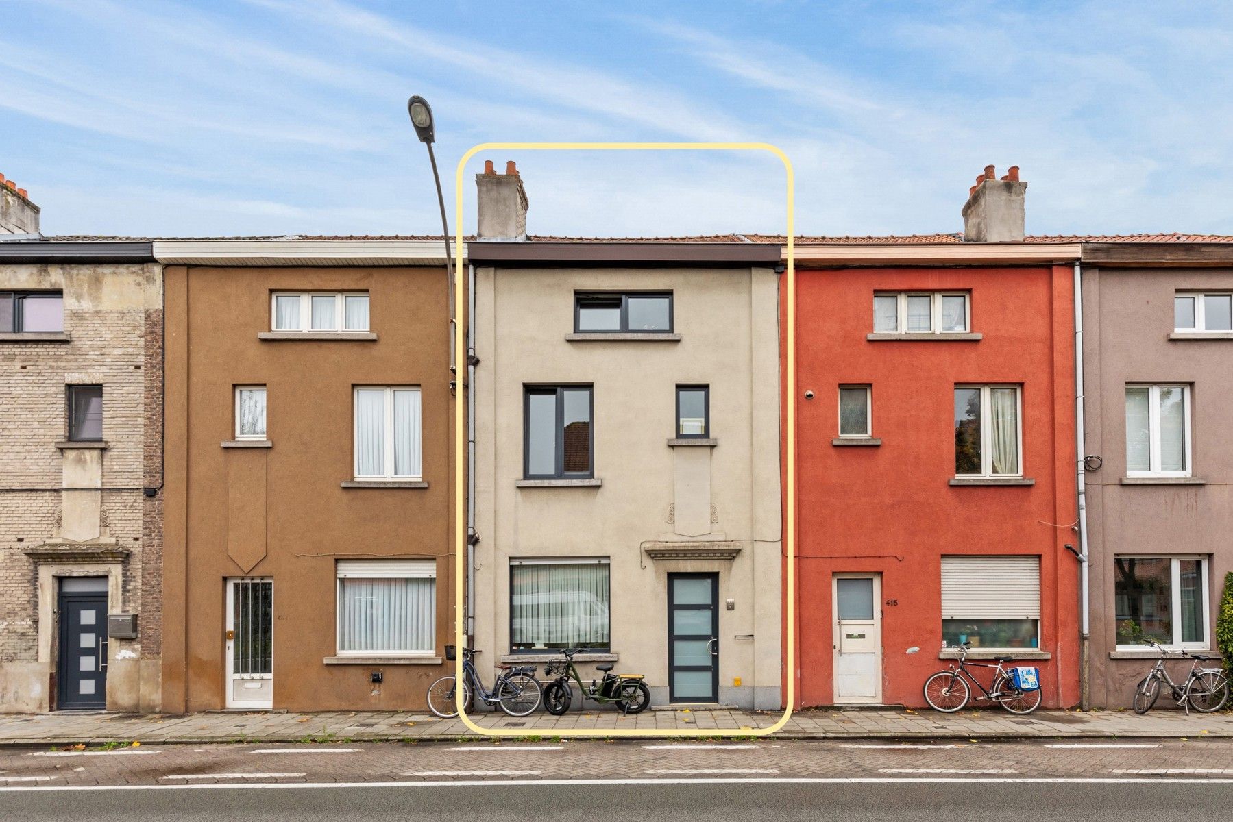 Ruime woning met 4 slaapkamers en zonnig koertje, centraal gelegen foto 1