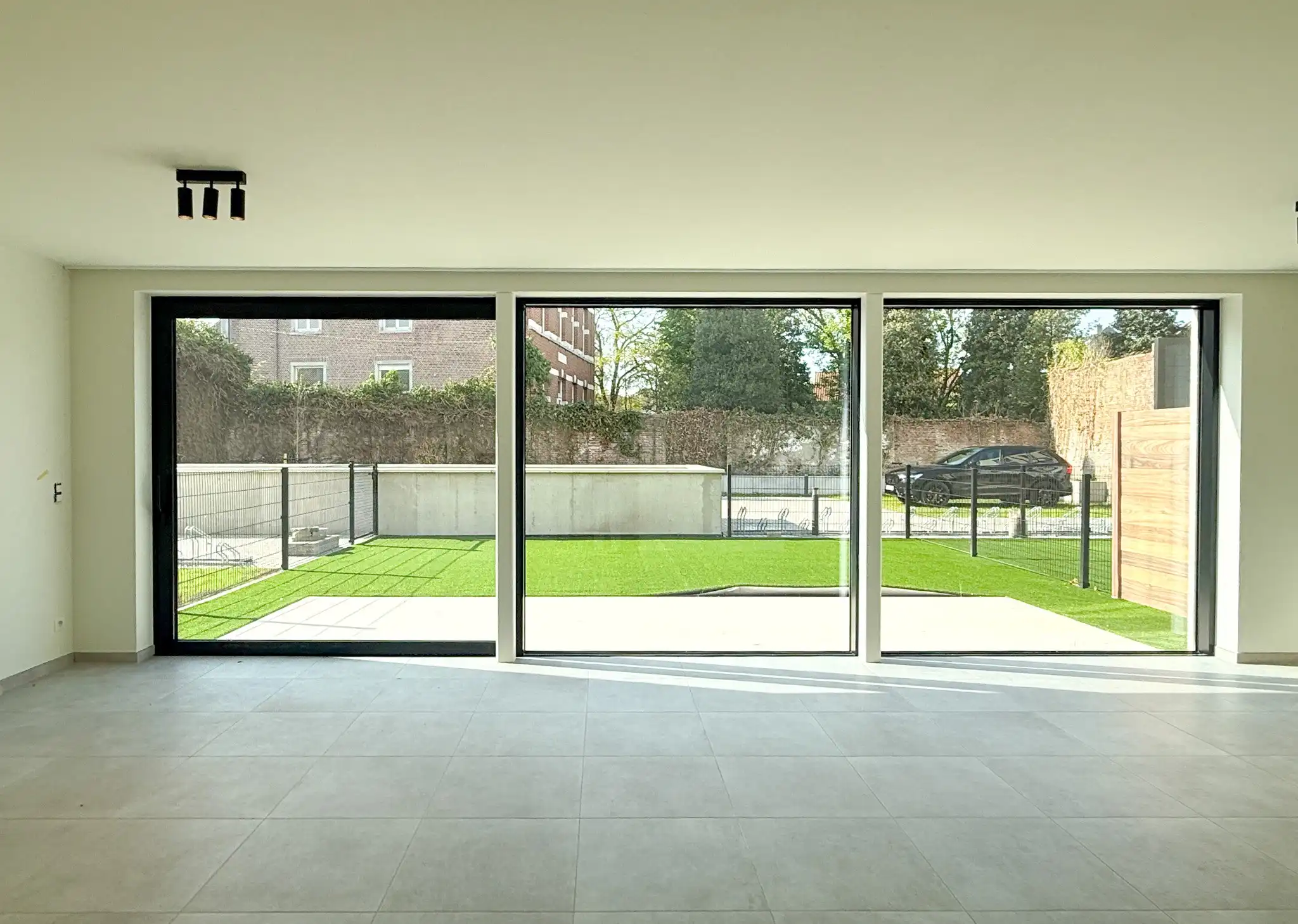 Gelijkvloers nieuwbouwappartement met tuin en twee slaapkamers foto {{pictureIndex}}