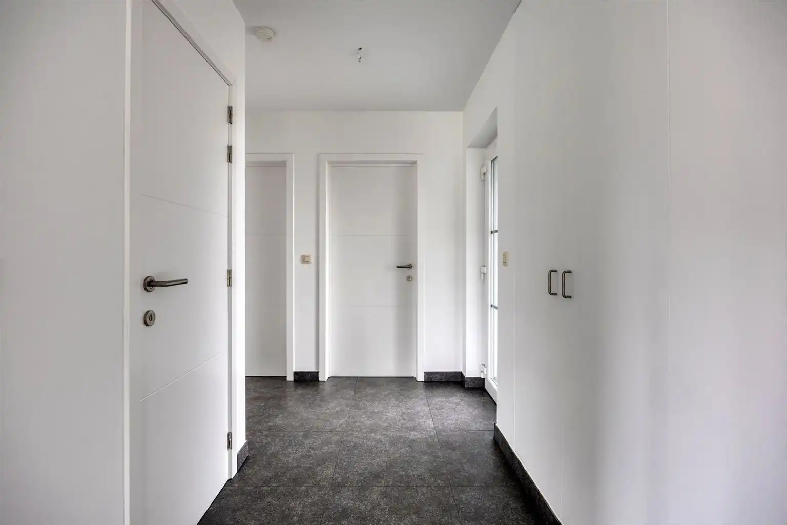 Instapklaar gelijkvloers appartement met 2 slaapkamers, ruime tuin en parkeergelegenheid op een rustige toplocatie in Opitter.  foto 14