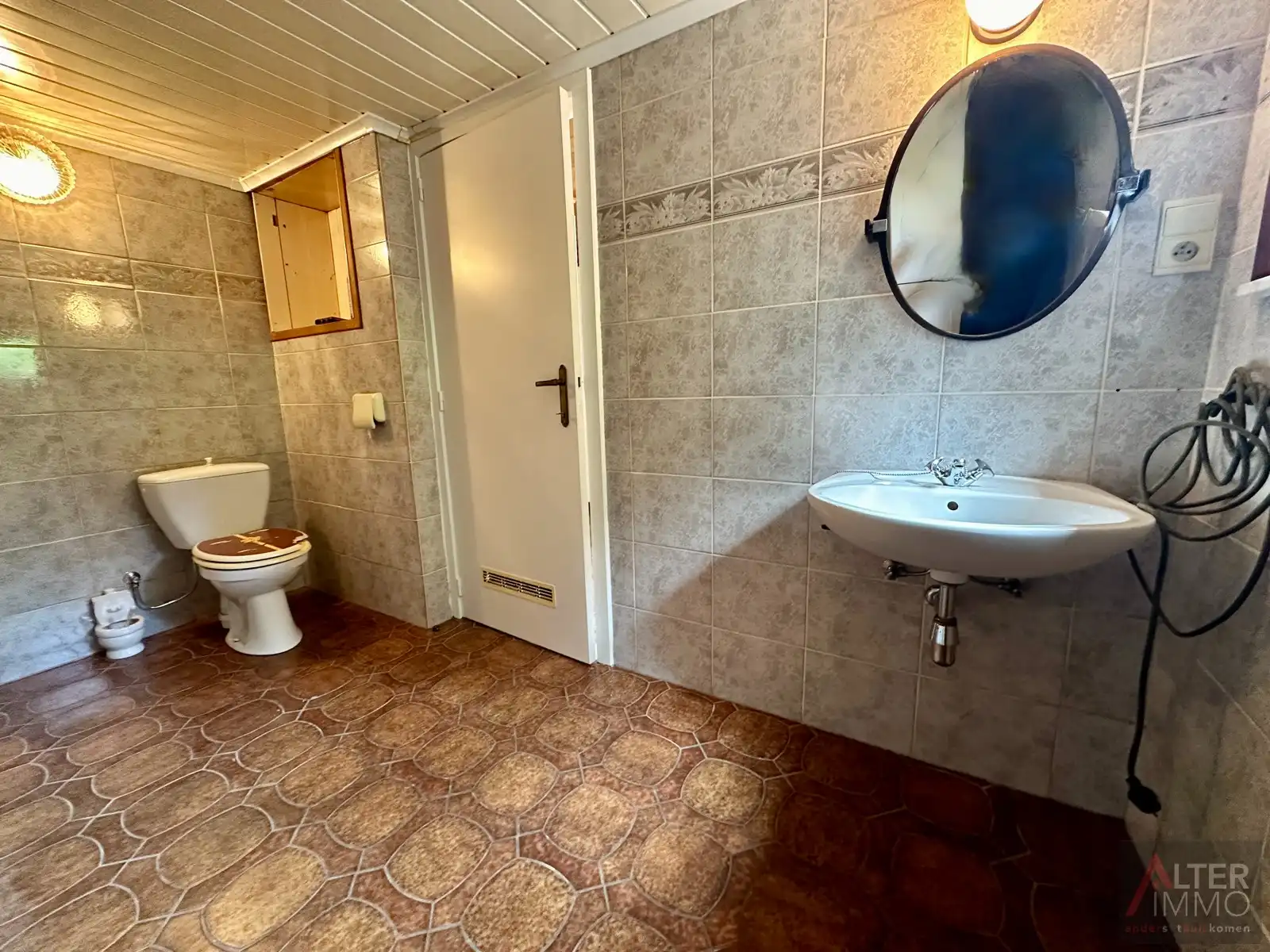 Gelijkvloerse woning (1970) met 2 slaapkamers, kelder en zolder (mogelijks in te richten) op perceel van 10a 30ca. foto 11