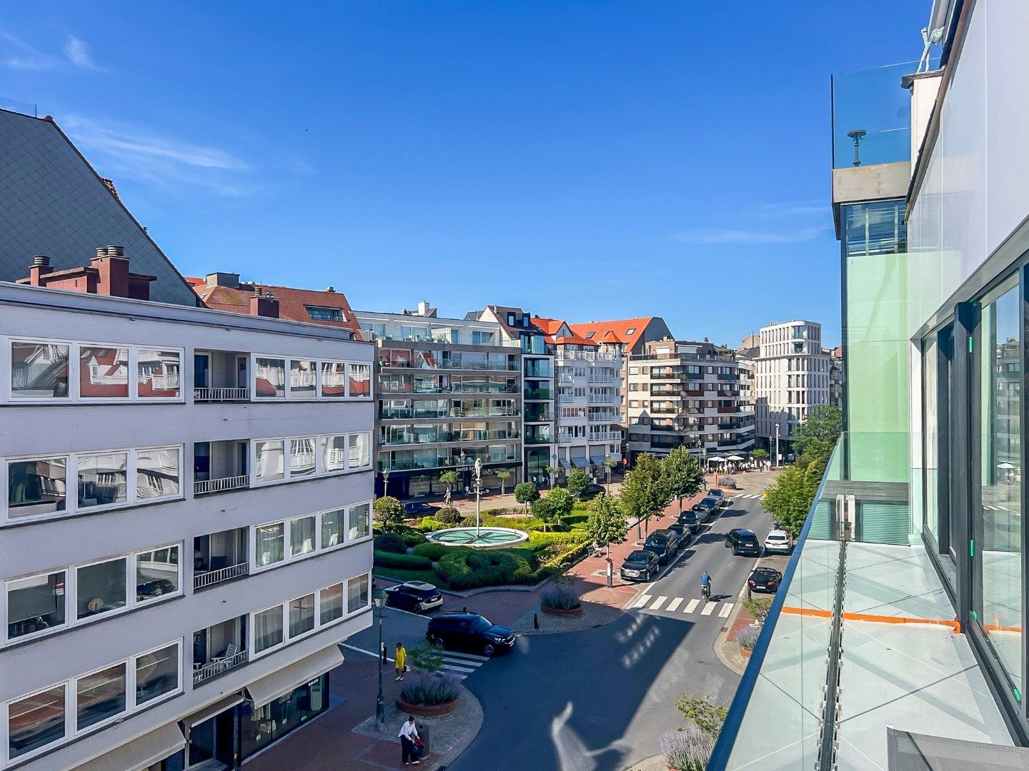 Zeer mooi vernieuwde, gemeubelde studio met prachtig zicht op het Driehoeksplein. foto 8