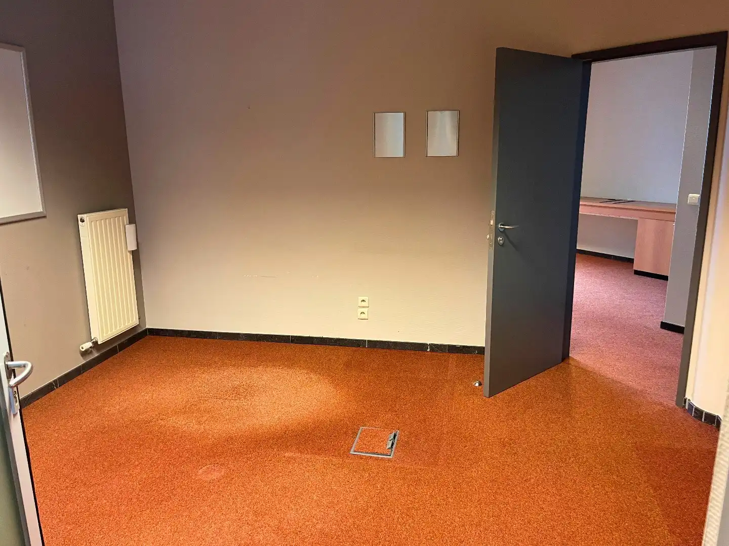 Handelsgelijkvloers 433m² met 3 parkings en kelder op commerciële topligging foto 11