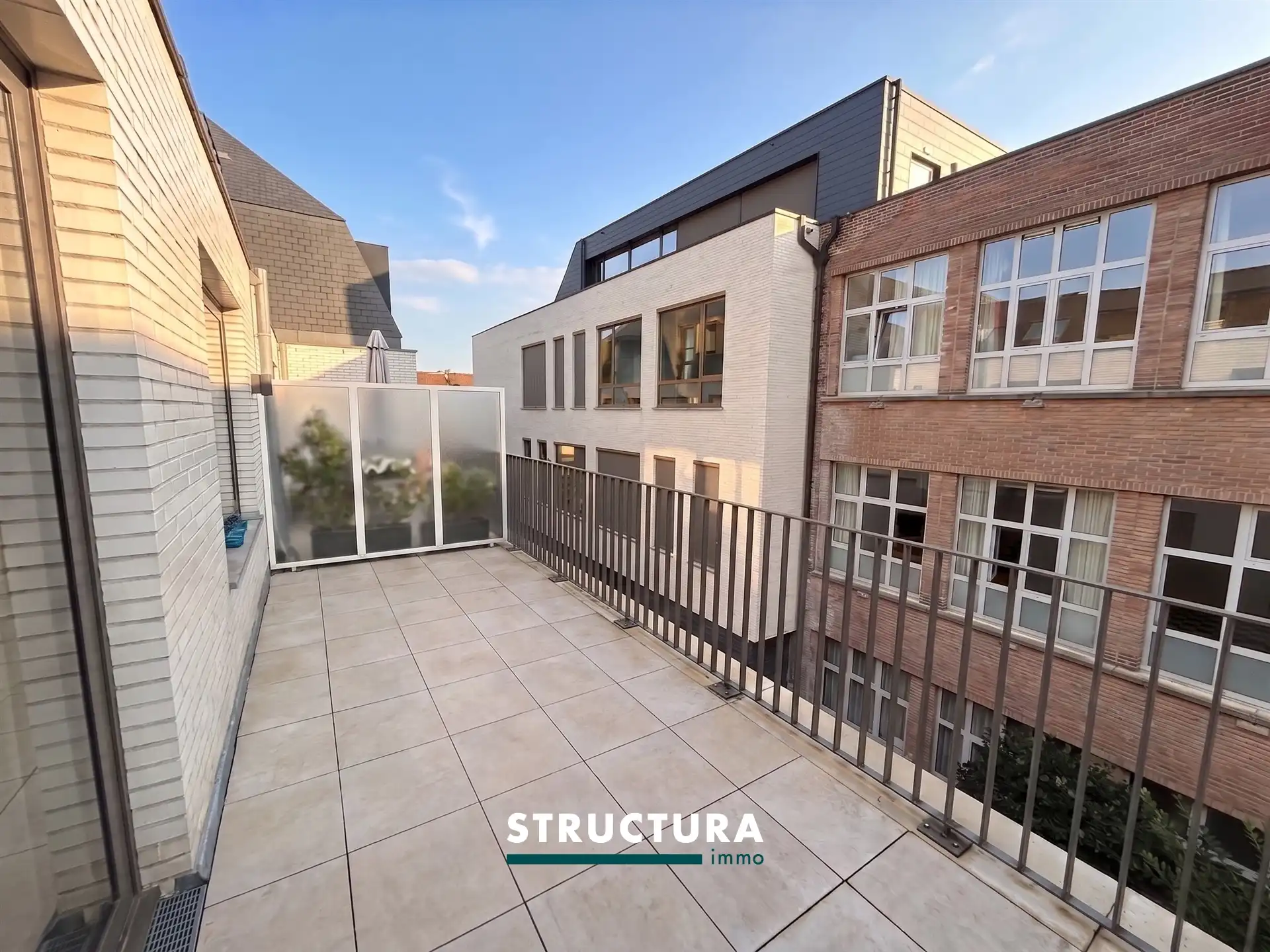 Appartement met ruim terras, staanplaats aan de Markt foto 9