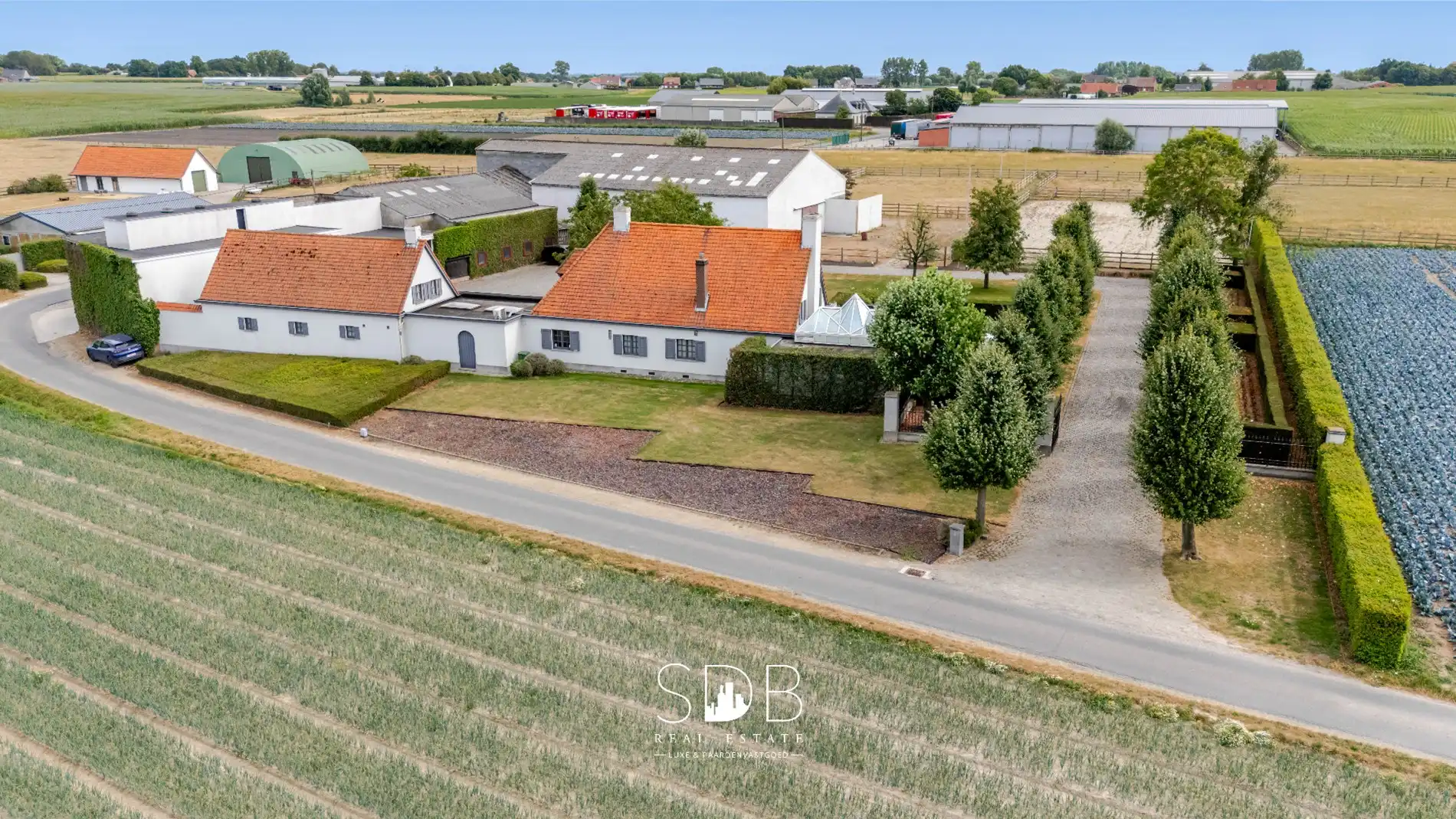 Landelijke villa met bijgebouwen en graslanden op 23.740m² foto 21