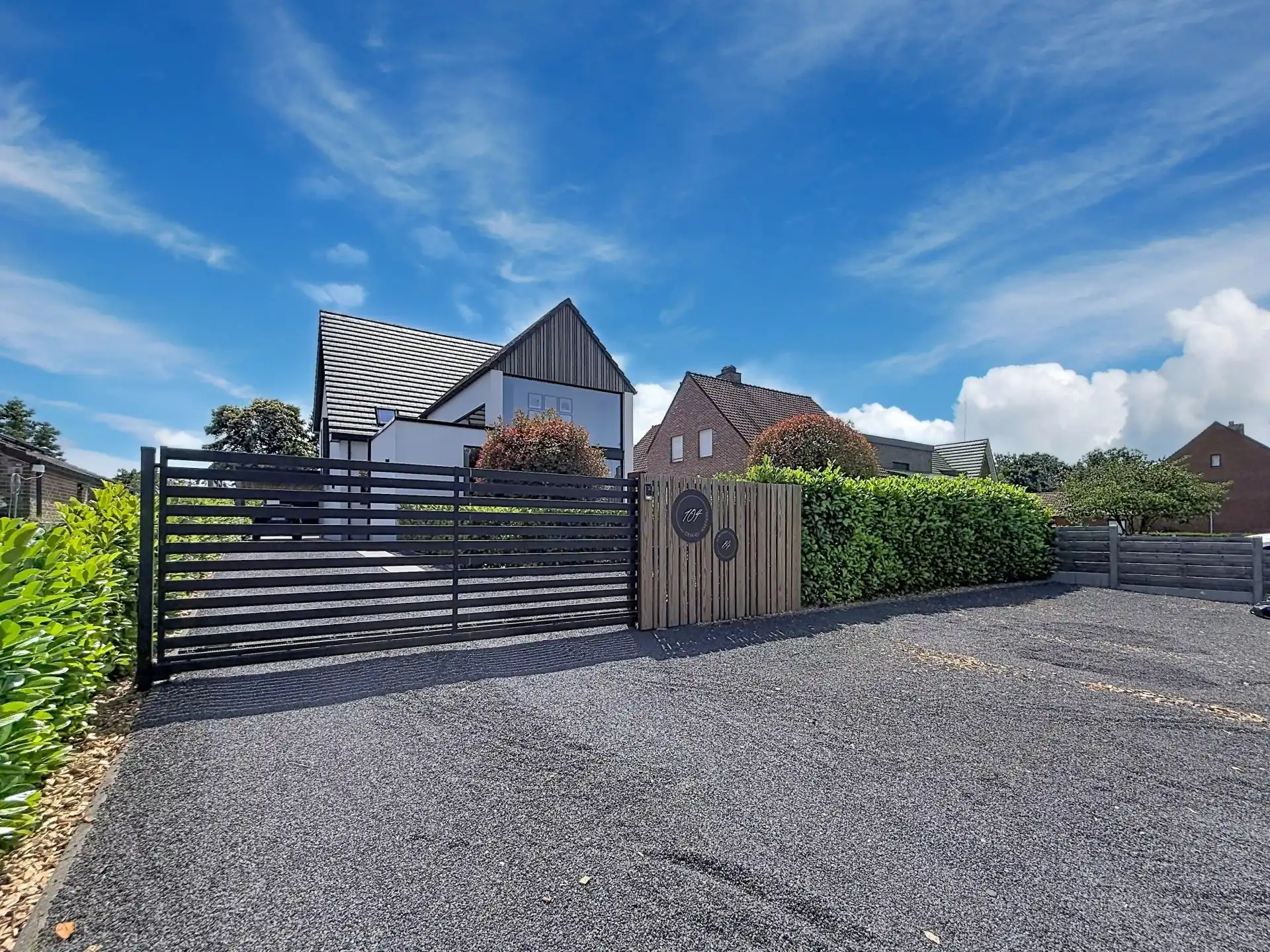 Zeer ruime villa voorzien van alle luxe met 3, mogelijk 5 slaapkamers en 2 badkamers foto 2