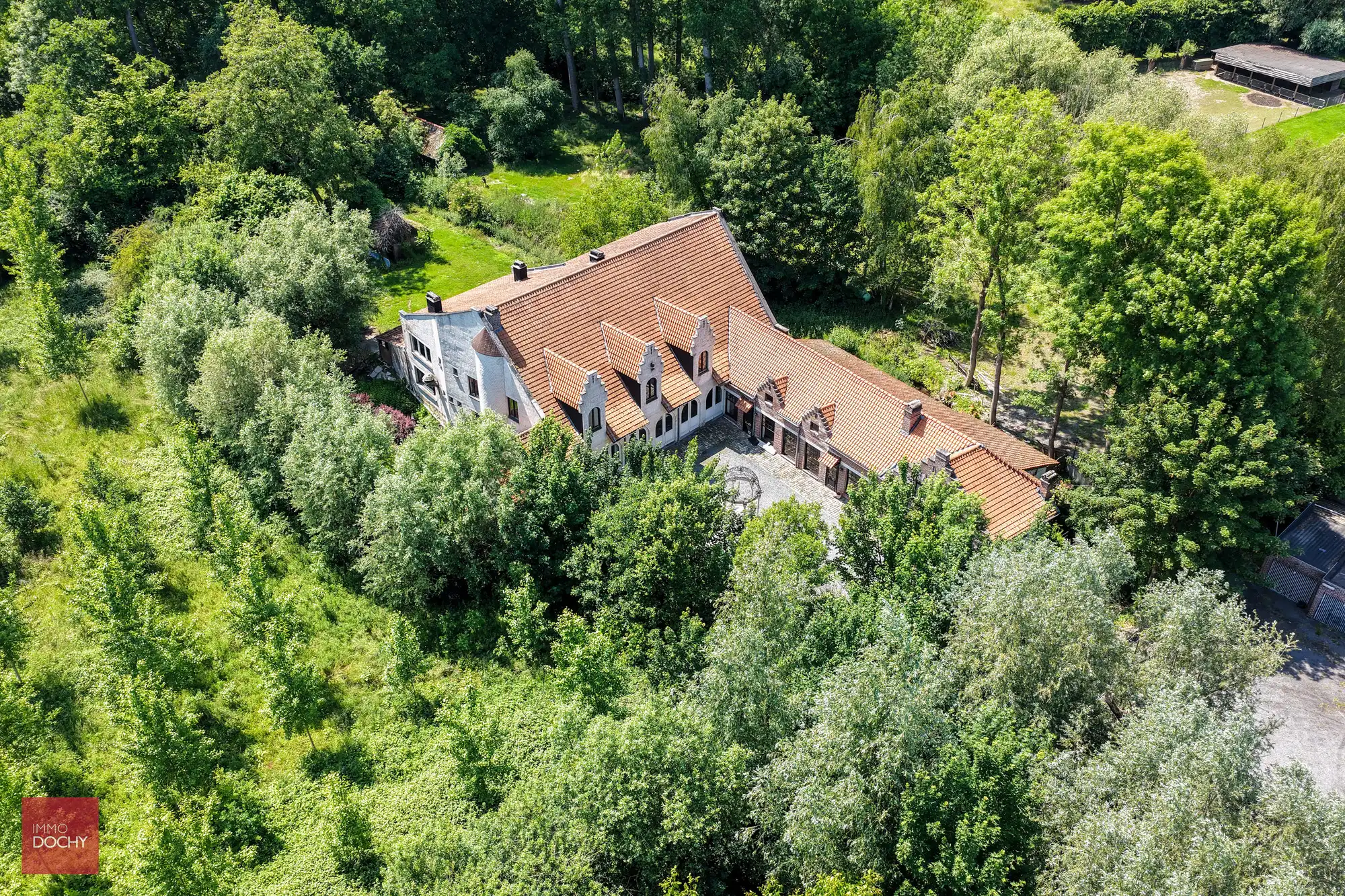 Landelijk en rustig gelegen handelscomplex met woonst foto {{pictureIndex}}