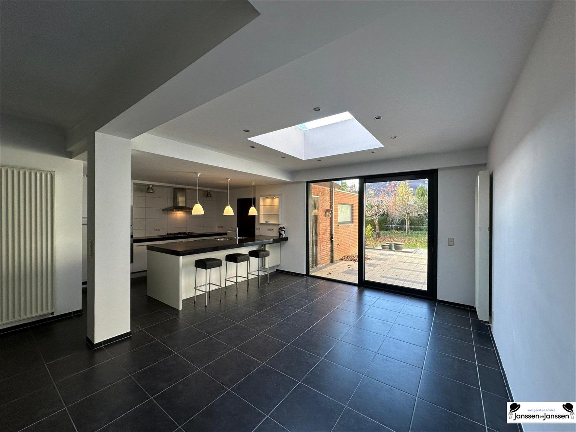 Ruime halfopen bebouwing met zonnige tuin te Gooreind te huur foto 2