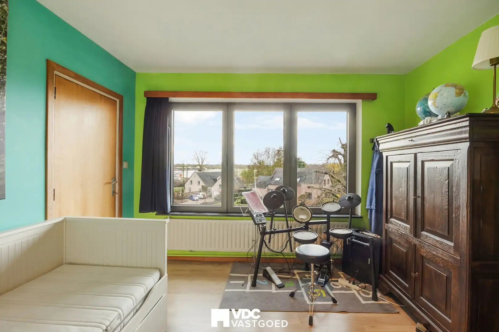 Ruime villa met praktijkruimte of extra woonruimte, zicht op bloesemweide en perceel van 1.745 m² foto 26