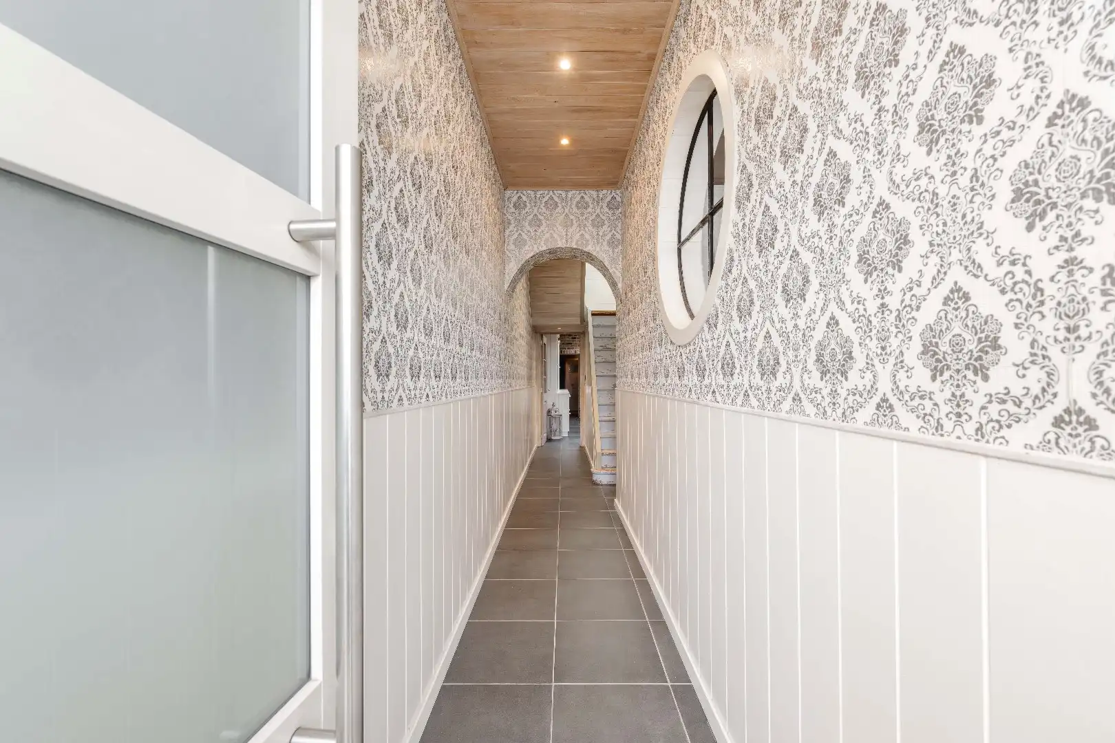 GROTENDEELS GERENOVEERDE GEZINSWONING 2006 MET 3 SLPKS EN TUIN foto 14