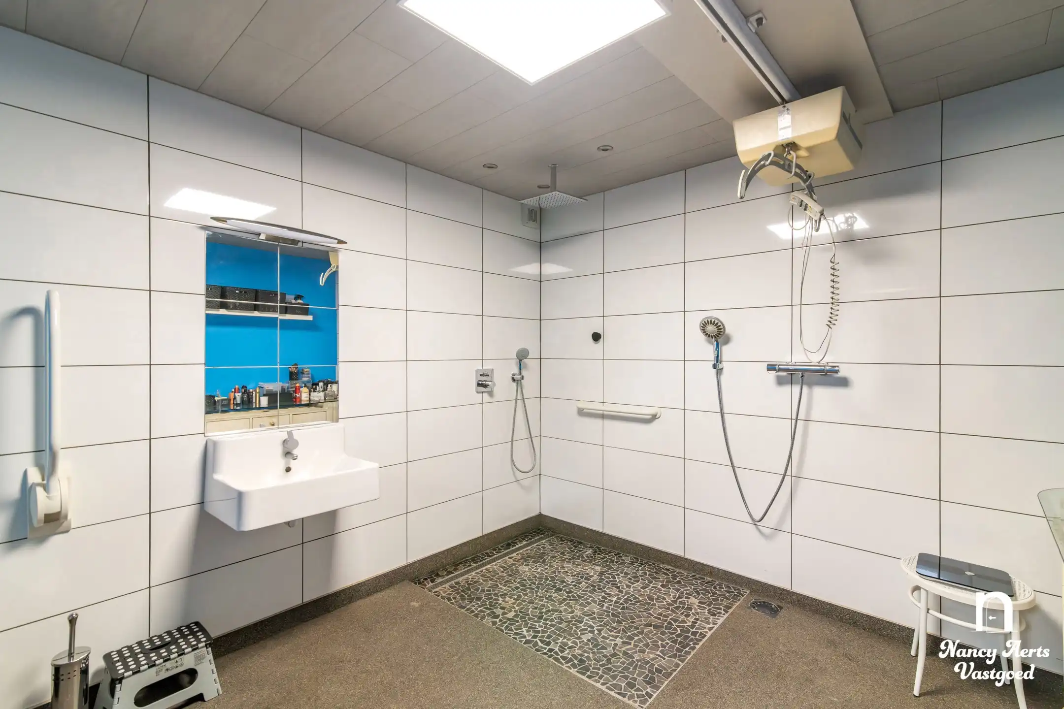 Veelzijdige woning met royale ruimtes en zwembad foto 19