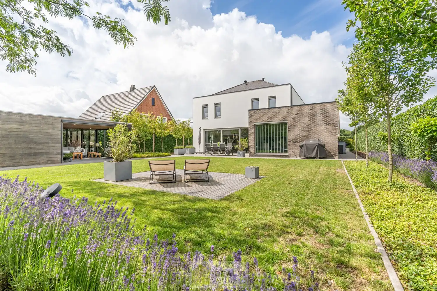 IDEALIS VASTGOED – ROYALE, INSTAPKLARE EN PERFECT ONDERHOUDEN GEZINSWONING DEWELKE OP EEN ELEGANTE MANIER WERD AANGEPAST AAN MINDERVALIDEN OP EEN RUIM EN RUSTIG PERCEEL VAN 11A 55CA foto {{pictureIndex}}