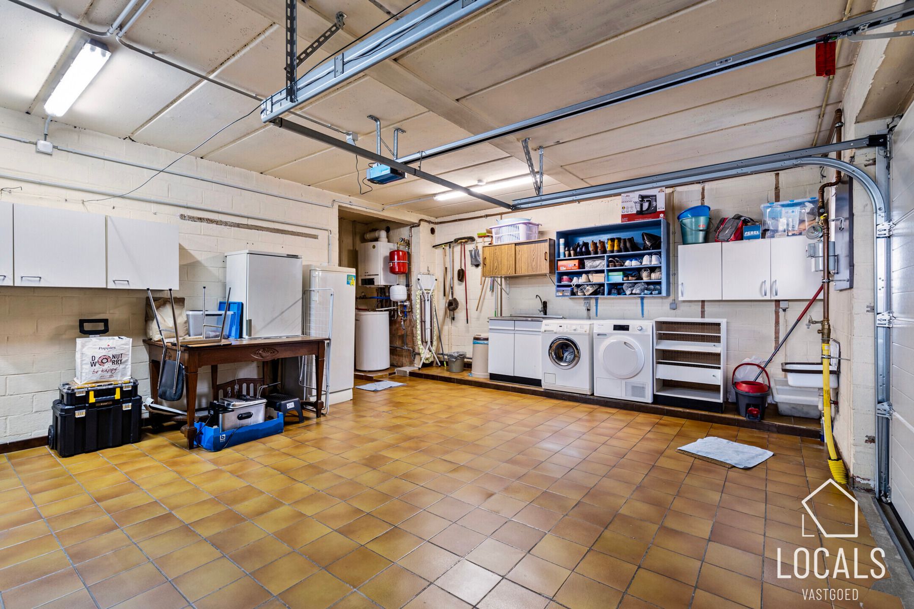 Ruime woning met 5 kamers, 2 garages en prachtig uitzicht foto 24
