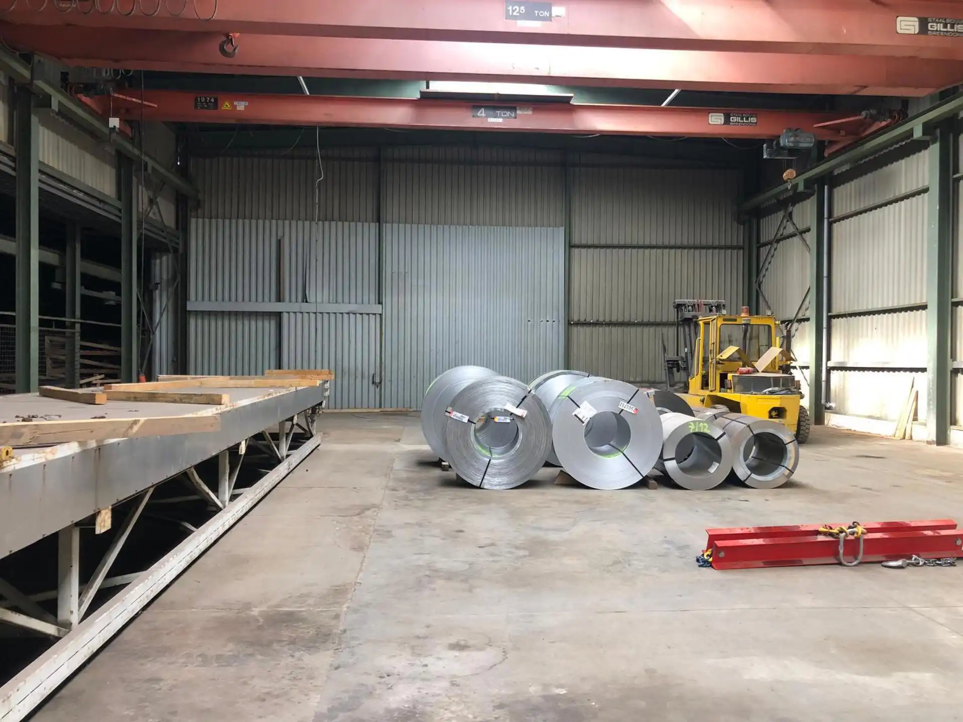 TE HUUR - Centraal gelegen opslagplaats van  2548m² foto 6