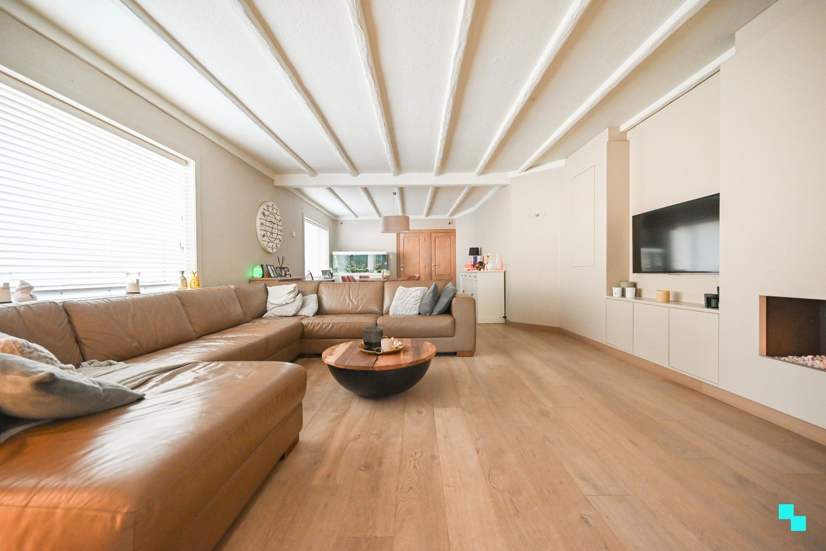 Ruim magazijn met kantoorruimtes en woonst te Lendelede foto 12