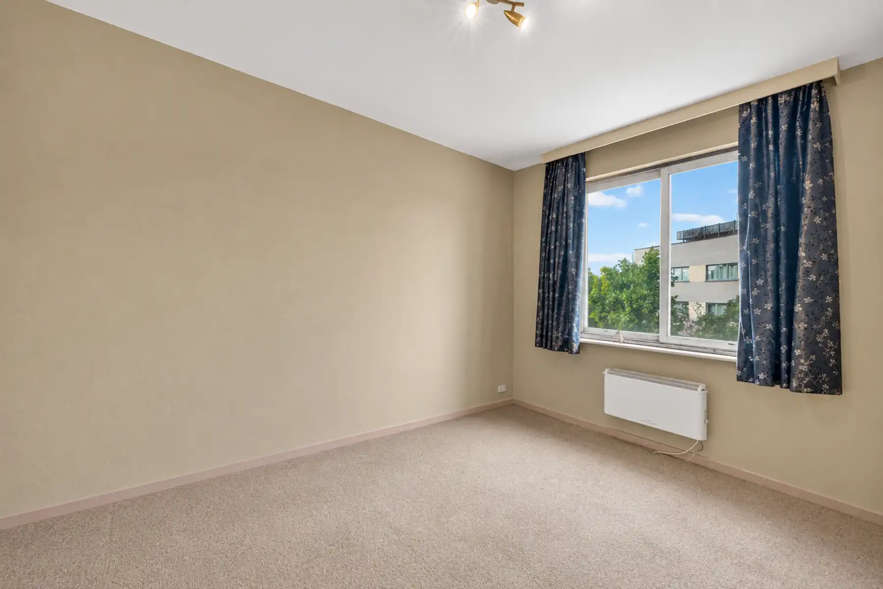 Instapklaar 1-slaapkamer appartement met terras en berging en garage. foto 6
