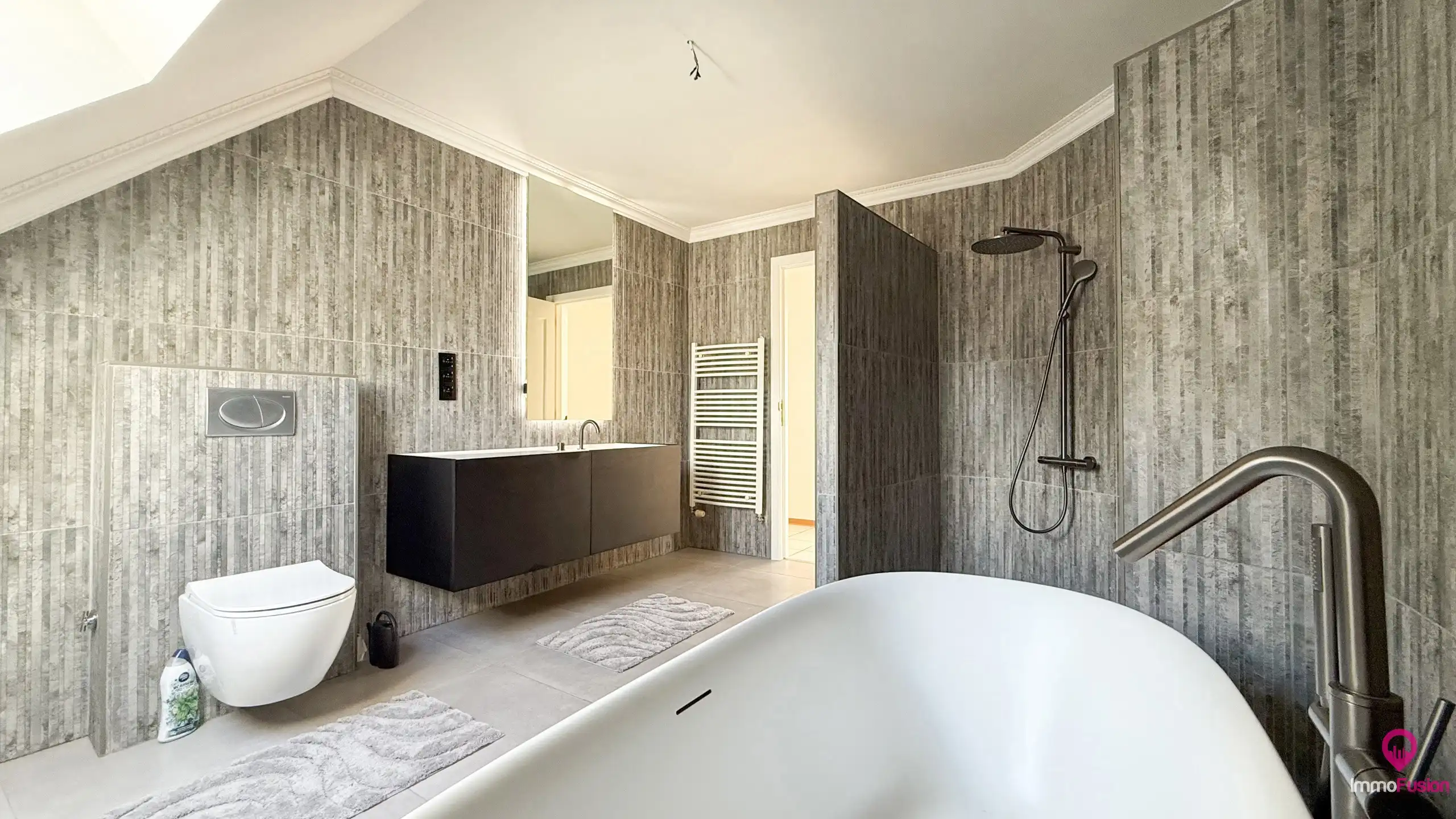 Ruime gezinswoning met 4 slpk, zonnepanelen en grote tuin! foto 27