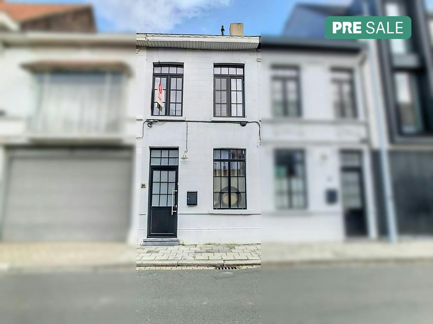 Instapklare rijwoning te koop met gezellige stadstuin  foto {{pictureIndex}}